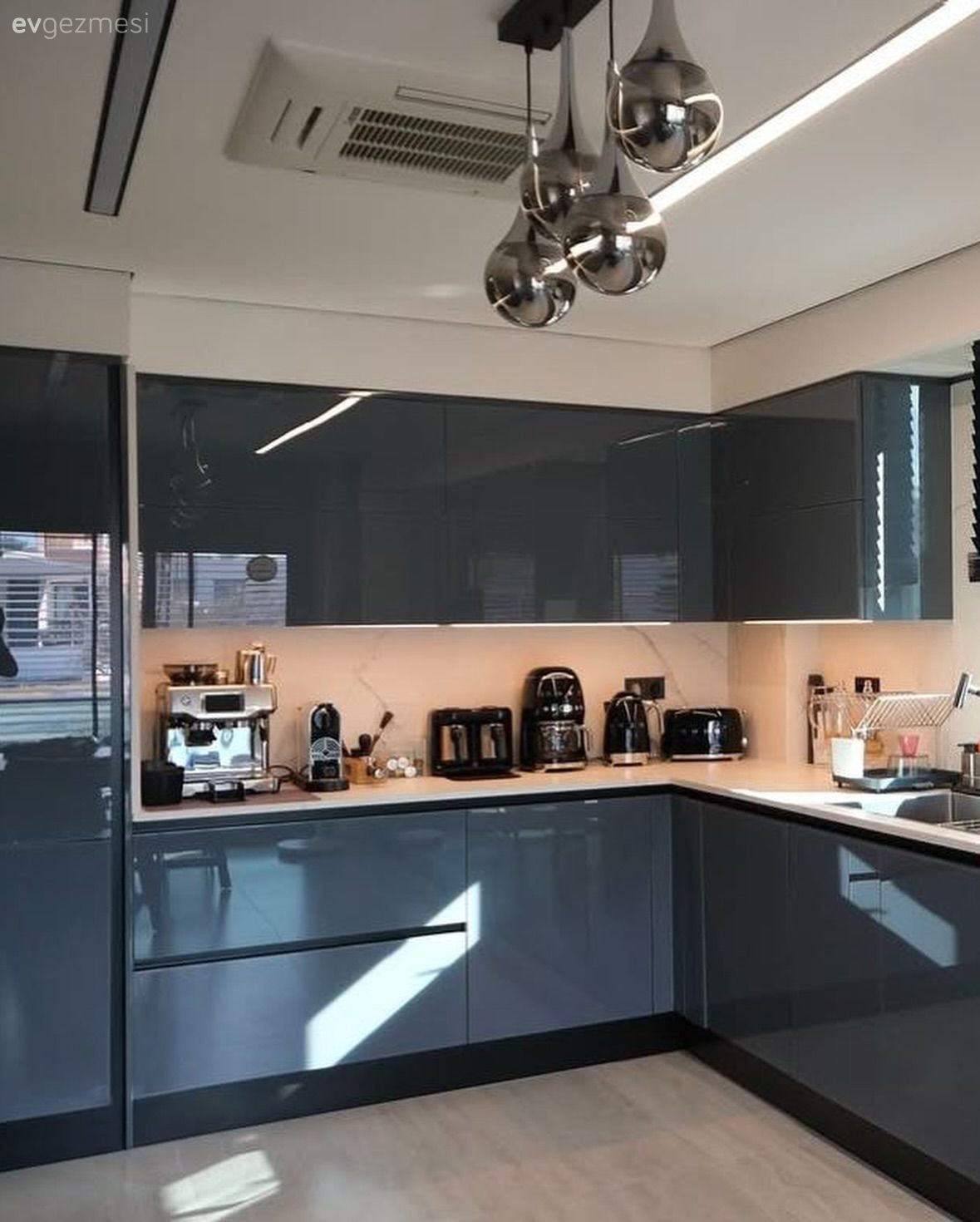 Bu Modern Mutfakta Oturma Köşesi İlgiyi Arttırmış