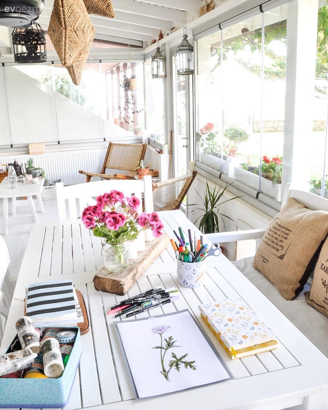 Beyaz, Kahverengi, Krem, Yemek masası, Sandalye, Kırlent, Ev tekstili, Avize, Aydınlatma