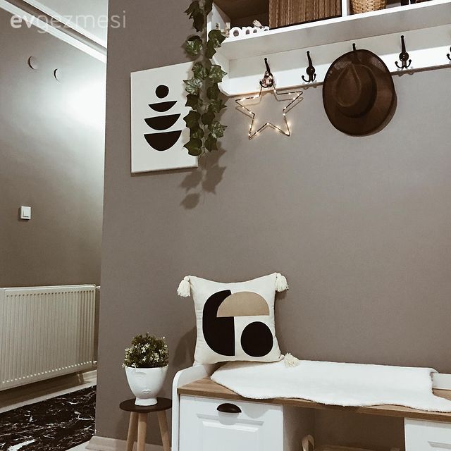 Gri duvar, Antrasit duvar, Duvar rafı, Duvar dekorasyonu, Saksı, Çerçeve, Bank, Kırlent, Ev tekstili