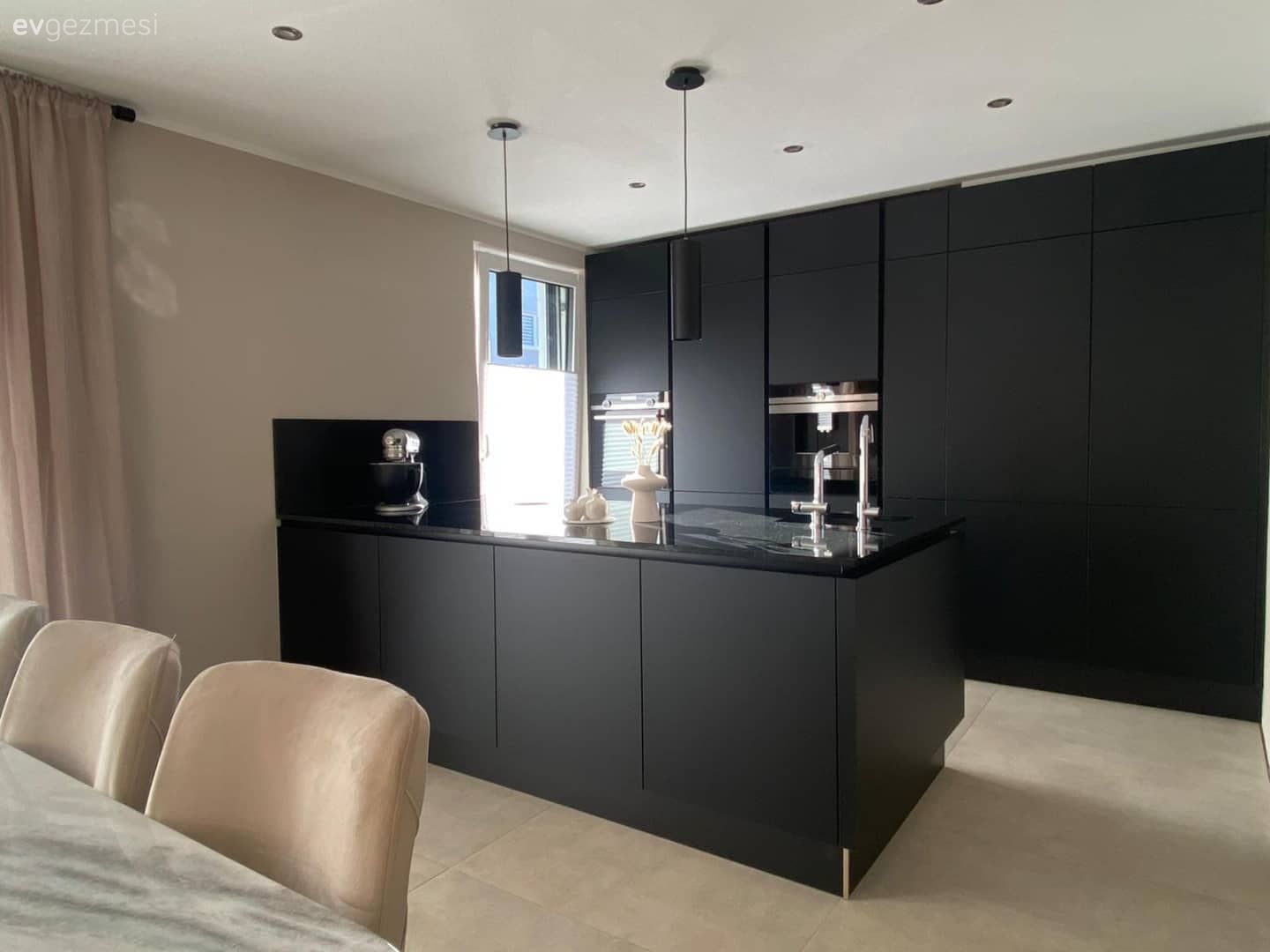 Modern, Modern mutfak, Mutfak, Siyah, Kulpsuz mutfak dolabı, Ada mutfak, Mutfak tezgahı, Mutfak tezgah arası, Zemin seramikleri