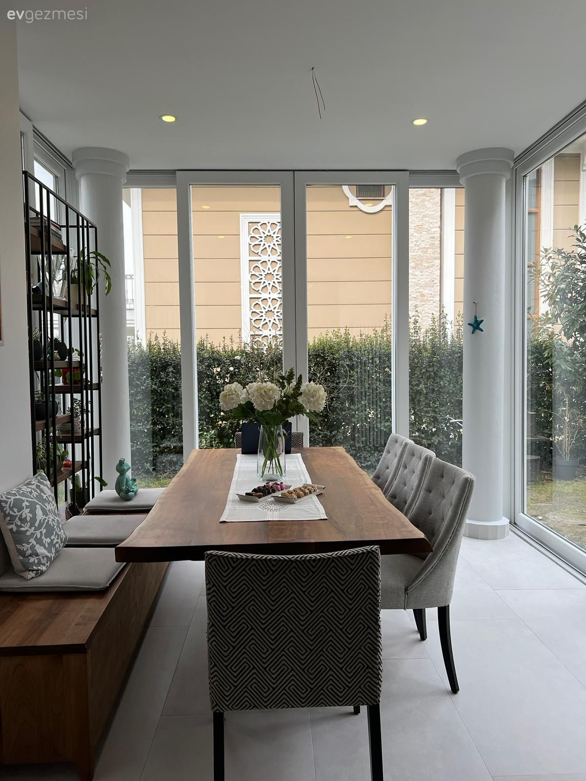 Bu Mutfakta Bronz Cam Kapaklar Modern Tarzın Nostaljik Yorumu!