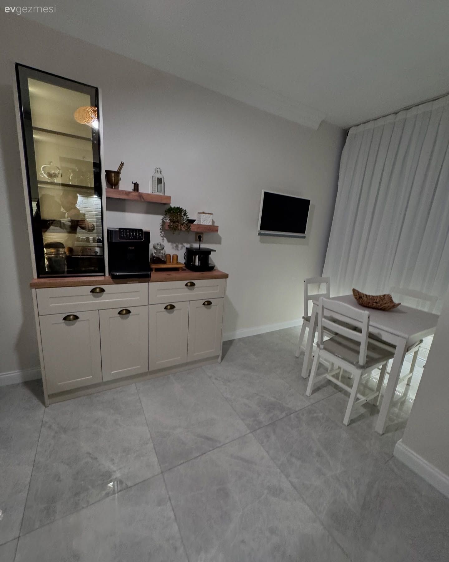 Beyaz, Country, Bej, Ahşap mutfak tezgahı, Mutfak tezgahı, Cam kapaklı dolap, Kahve köşesi, Sandalye, Mutfak masası, Mutfak tülü, Mutfak perdesi, Mutfak Avize Modelleri, Mutfak sandalyesi