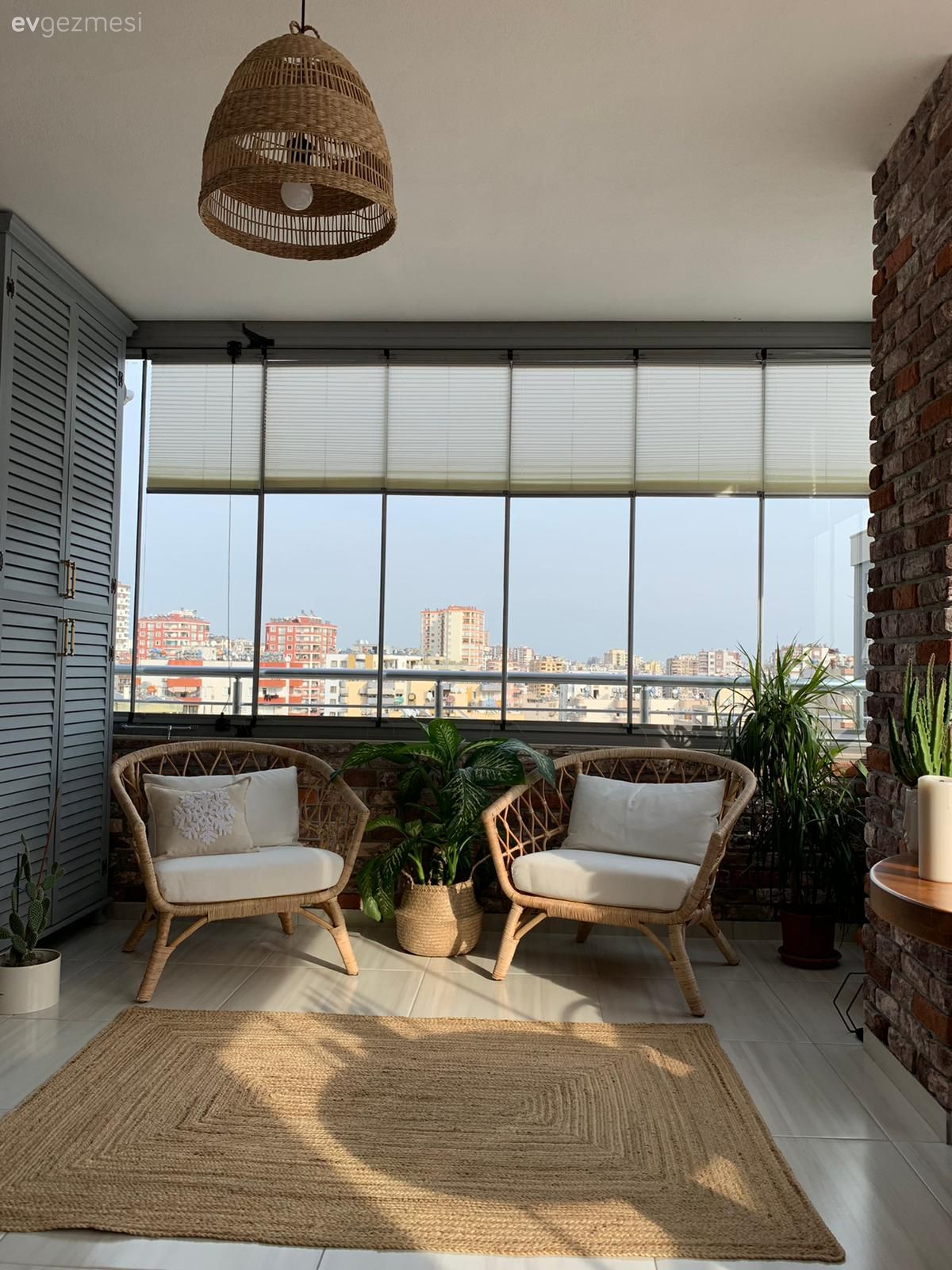 Balkon, Hasır sandalye, Balkon halısı, Balkon duvar dekorasyonu, Ev bitkisi, Balkon avizesi, Hasır avize, Jüt halı, Halı