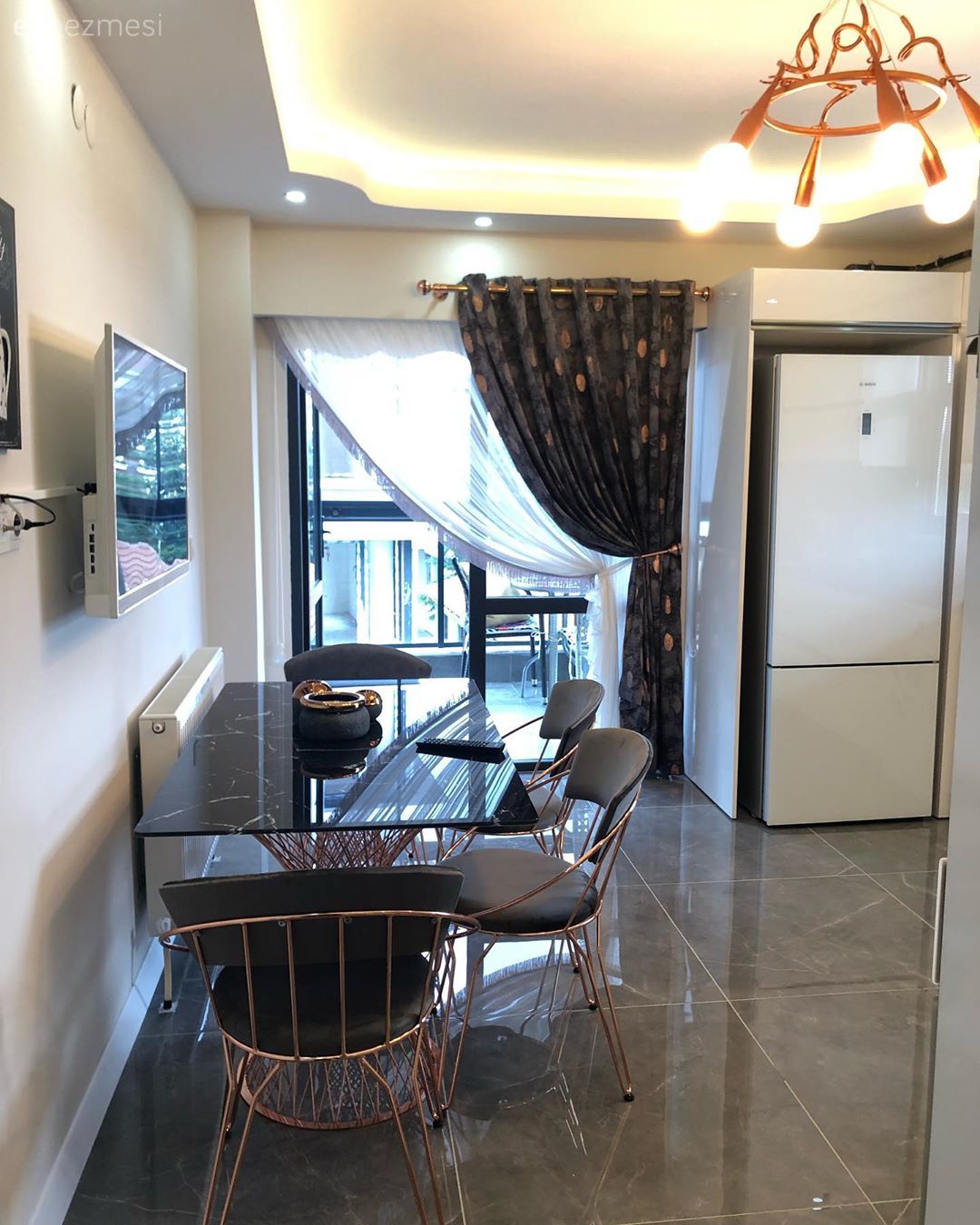 Bu Ev İddialı Renk Paleti ve Mobilyalarıyla Işıldıyor!