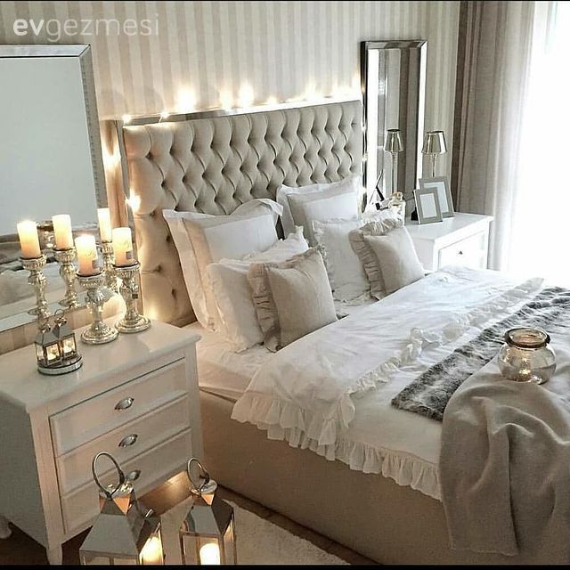 Yatak Odası, Beyaz, Vizon, Krem, Bej, Çizgili duvar kağıdı, Kapitone yatak başlığı, Komodin, Şamdan, Ev Aksesuar, Ayna, Art deko, Aynalı mobilya