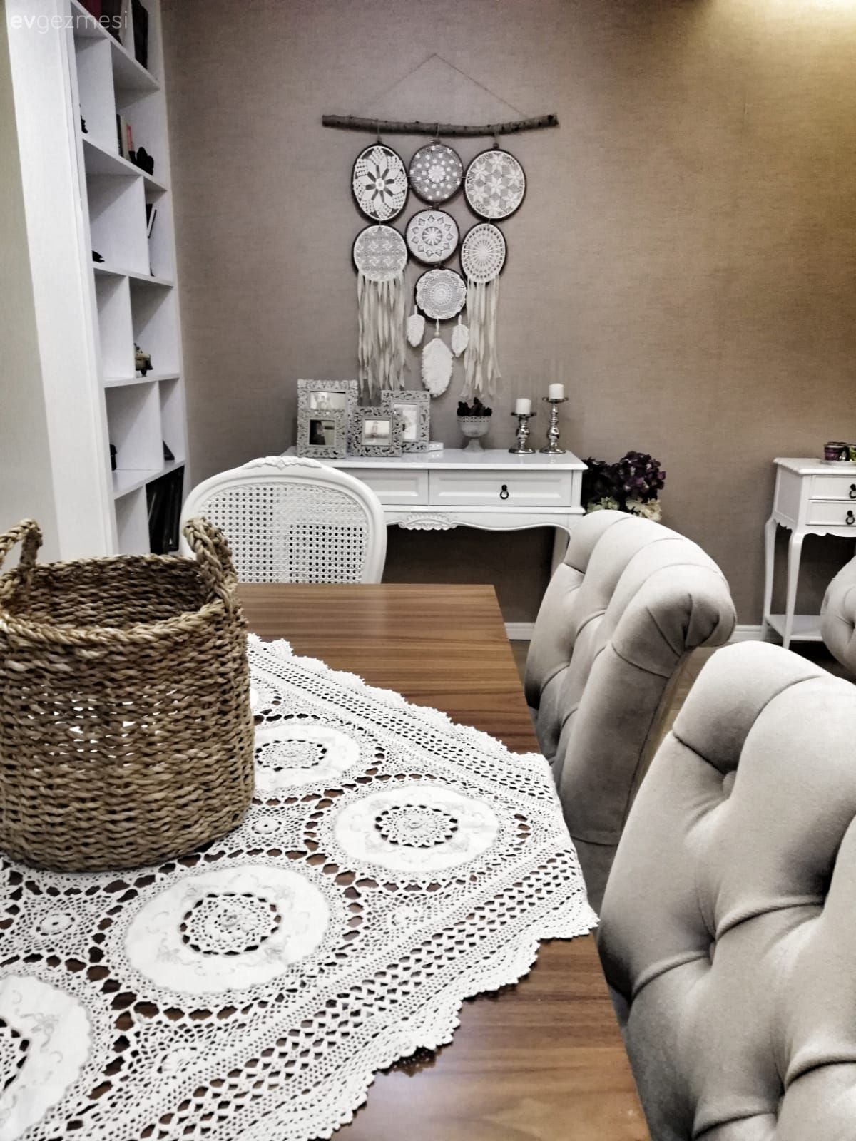 Ev Gezmesi: Otantik Detaylarıyla Sıcacık Bir Salon Dekoru