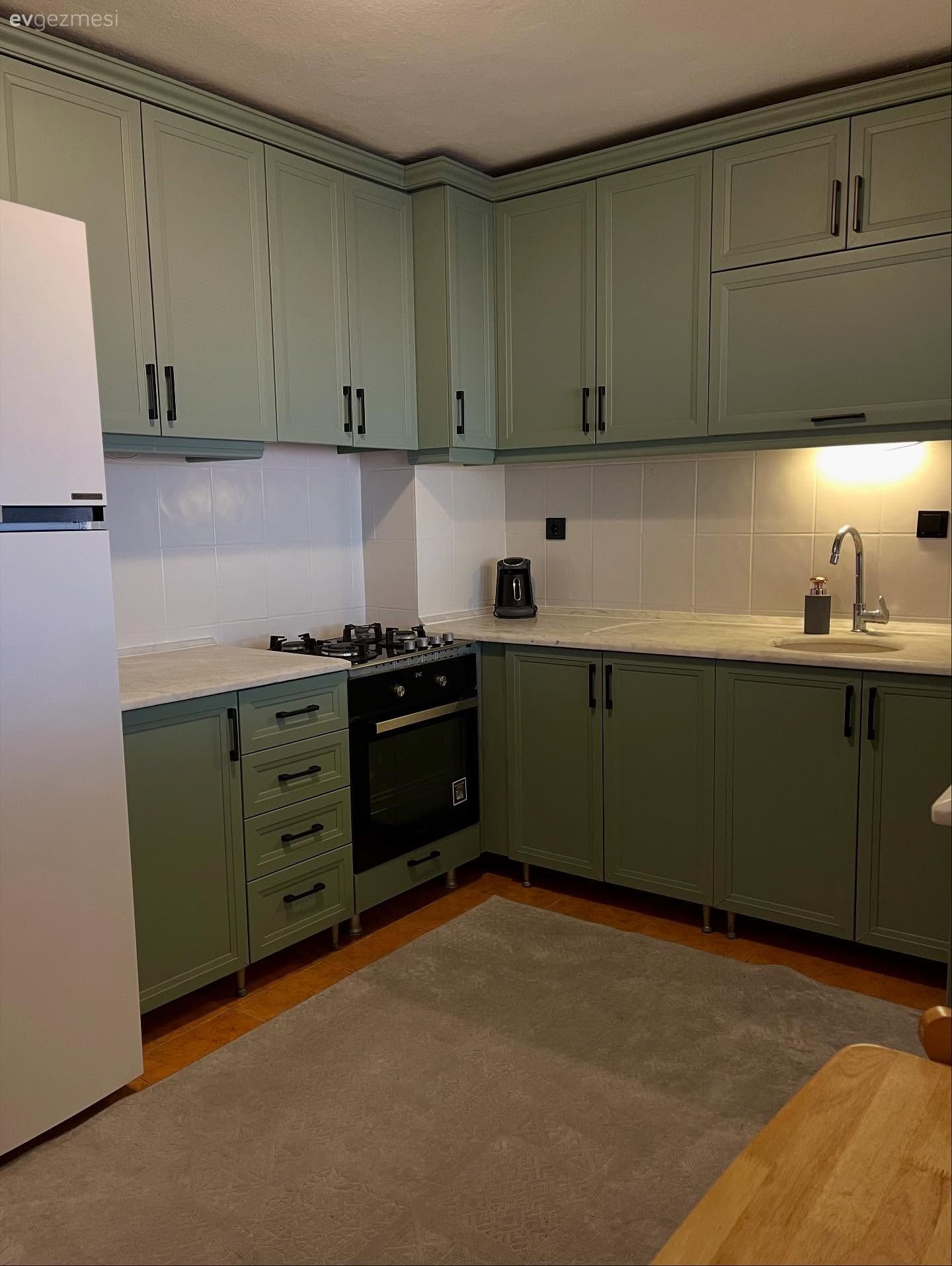 Mutfak, Mavi, Beyaz, Shaker kapaklı dolaplar, Mutfak tezgahı, Mutfak tezgah arası, Mutfak boyama, Mobilya boyama