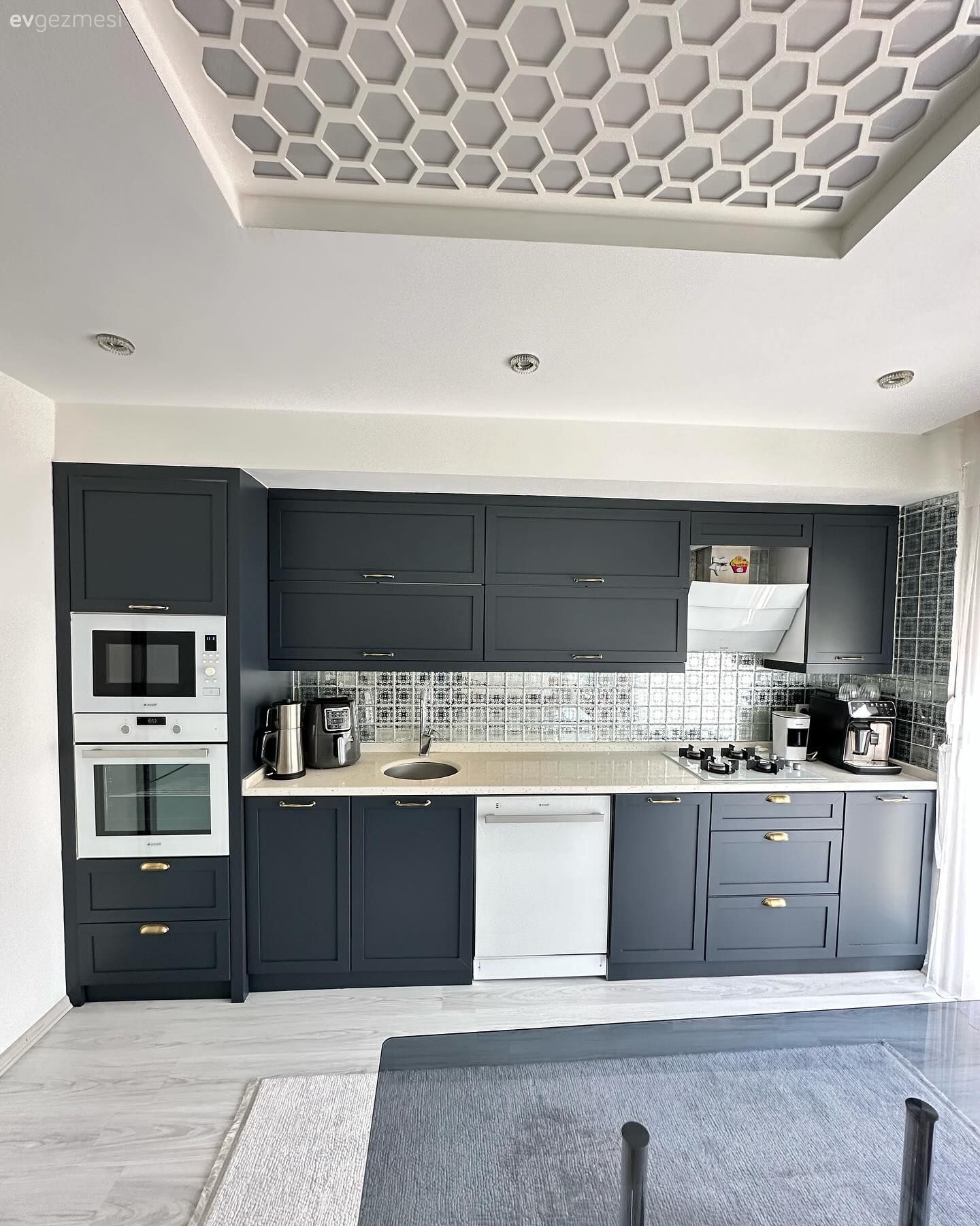 Öncesi&Sonrası: Antrasit Rengiyle Yepyeni Bir Suret Kazanan Mutfak!