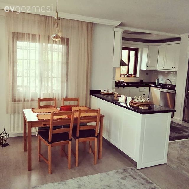 Mutfak, Amerikan Mutfak, Mutfak yarım adası, Tül perde, Perde, Mutfak masası, Sandalye, Ahşap Mobilya, Siyah tezgah, Mutfak tezgahı, Mutfak tezgah arası