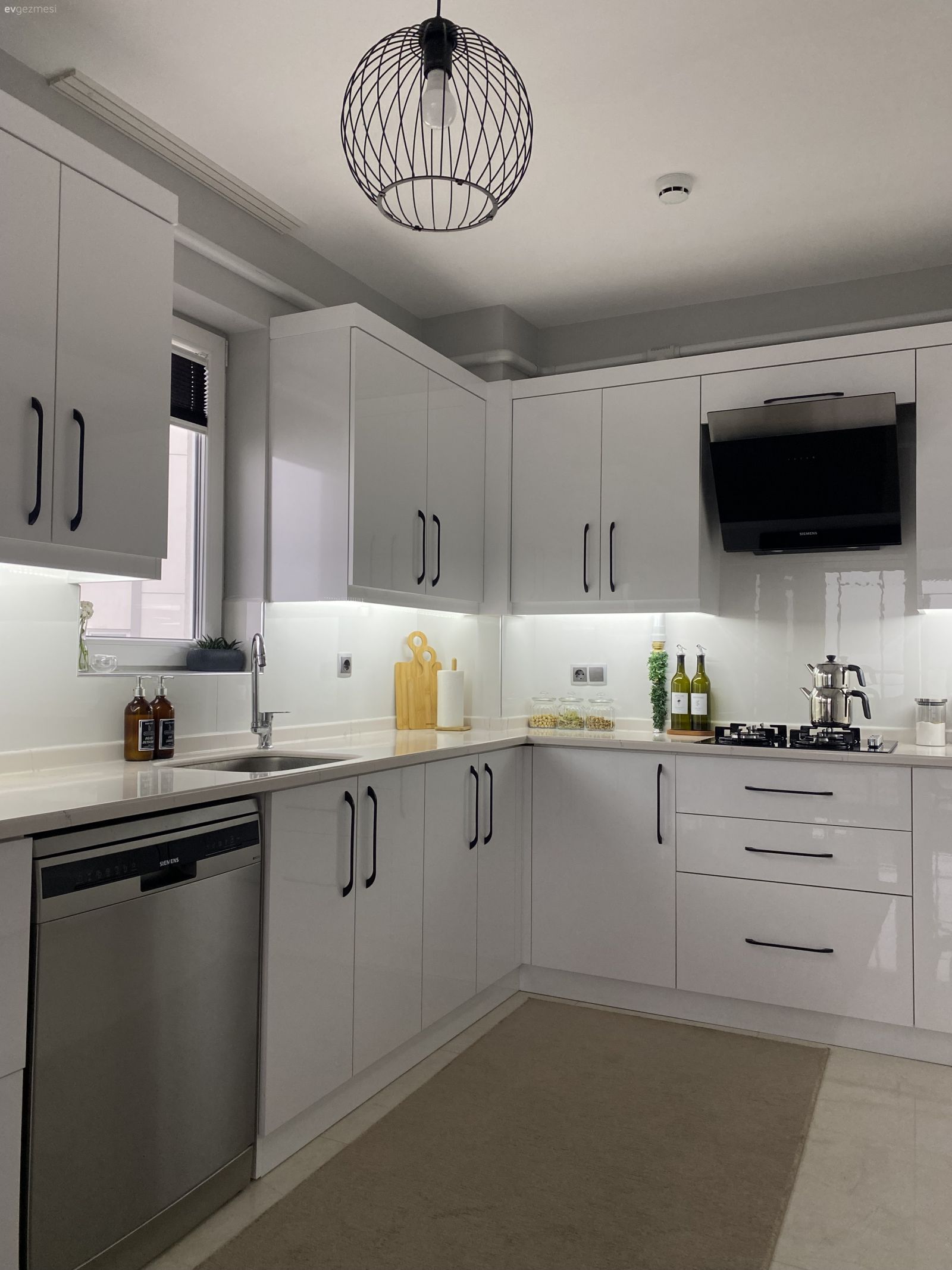 Mutfak, Beyaz, Siyah, Vizon, Mutfak halısı, Mutfak tezgahı, Mutfak tezgah arası, Avize, Aydınlatma, Ankastre