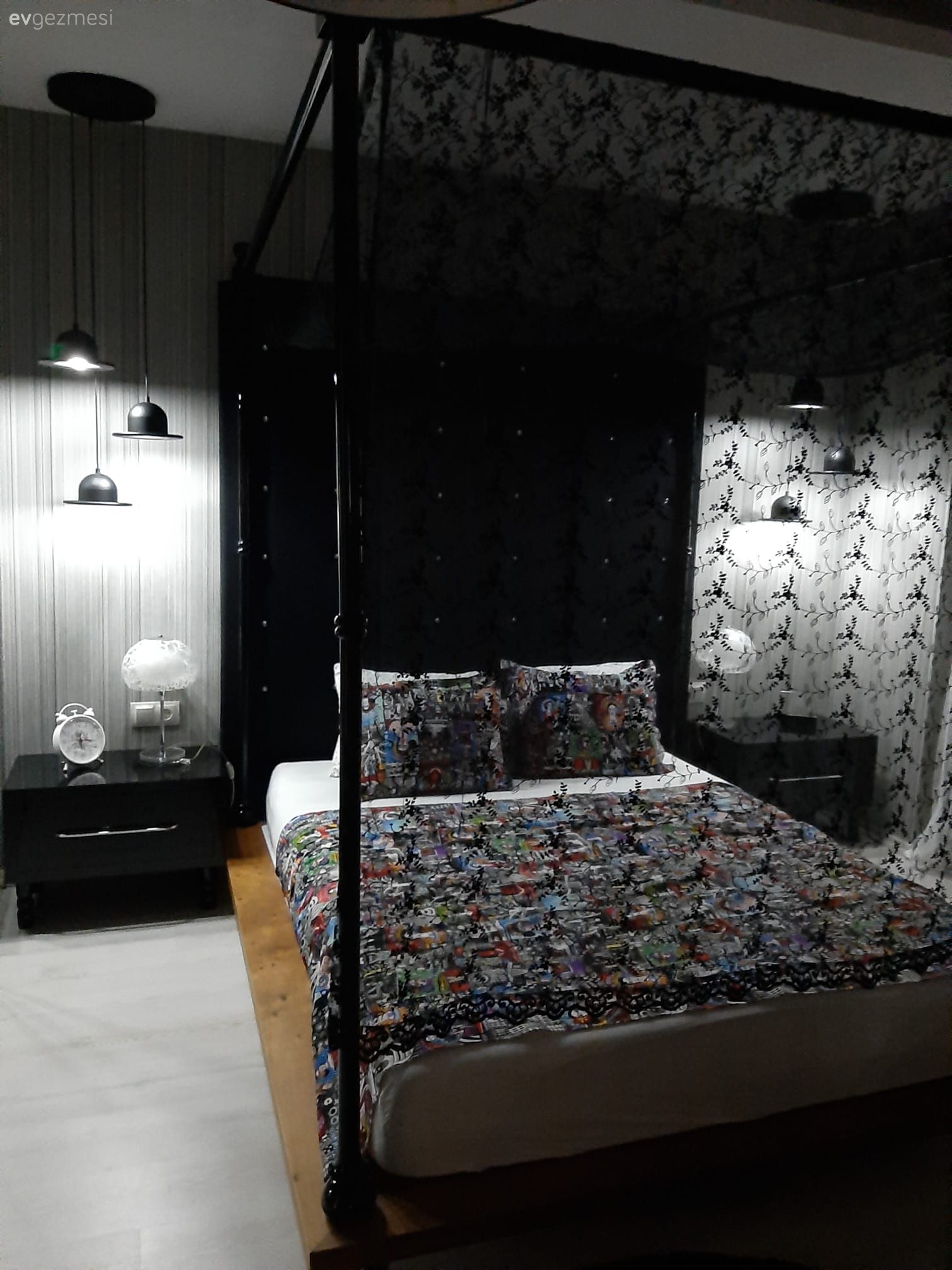 Yatak Odası, Siyah, Beyaz, Komodin, Cibinlik, Avize, Aydınlatma, Yatak başlığı, Yatak örtüsü