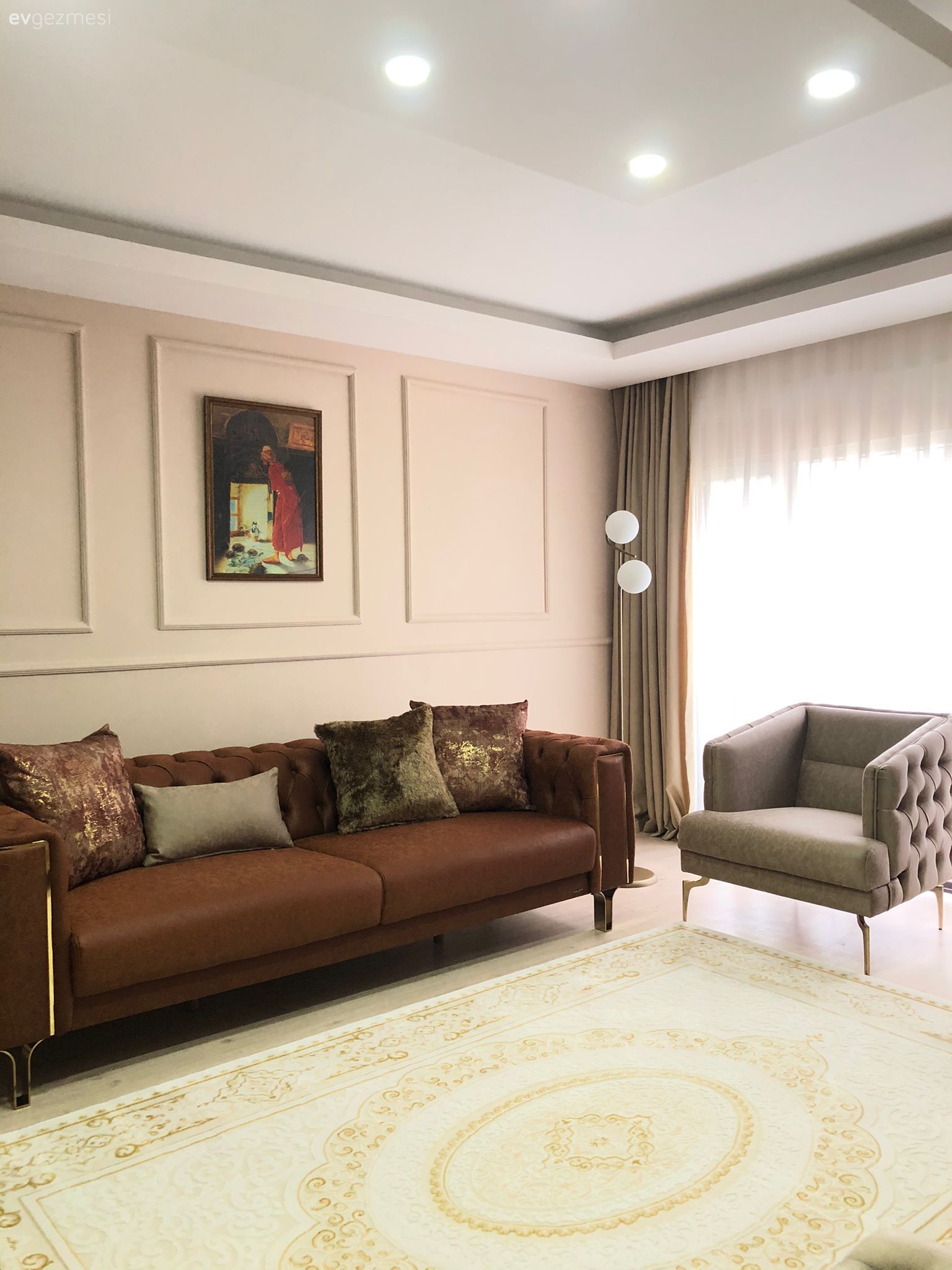 Salon, Kahverengi, Modern, Vizon, Krem duvar, Duvar çıtalama, Koltuk takımı, Berjer, Halı, Salon halısı, Tavan dekorasyon, Spot aydınlatma, Aydınlatma, Tül perde, Perde, Tablo, Duvar dekorasyonu, Ev bitkisi, Fon perde, Lambader