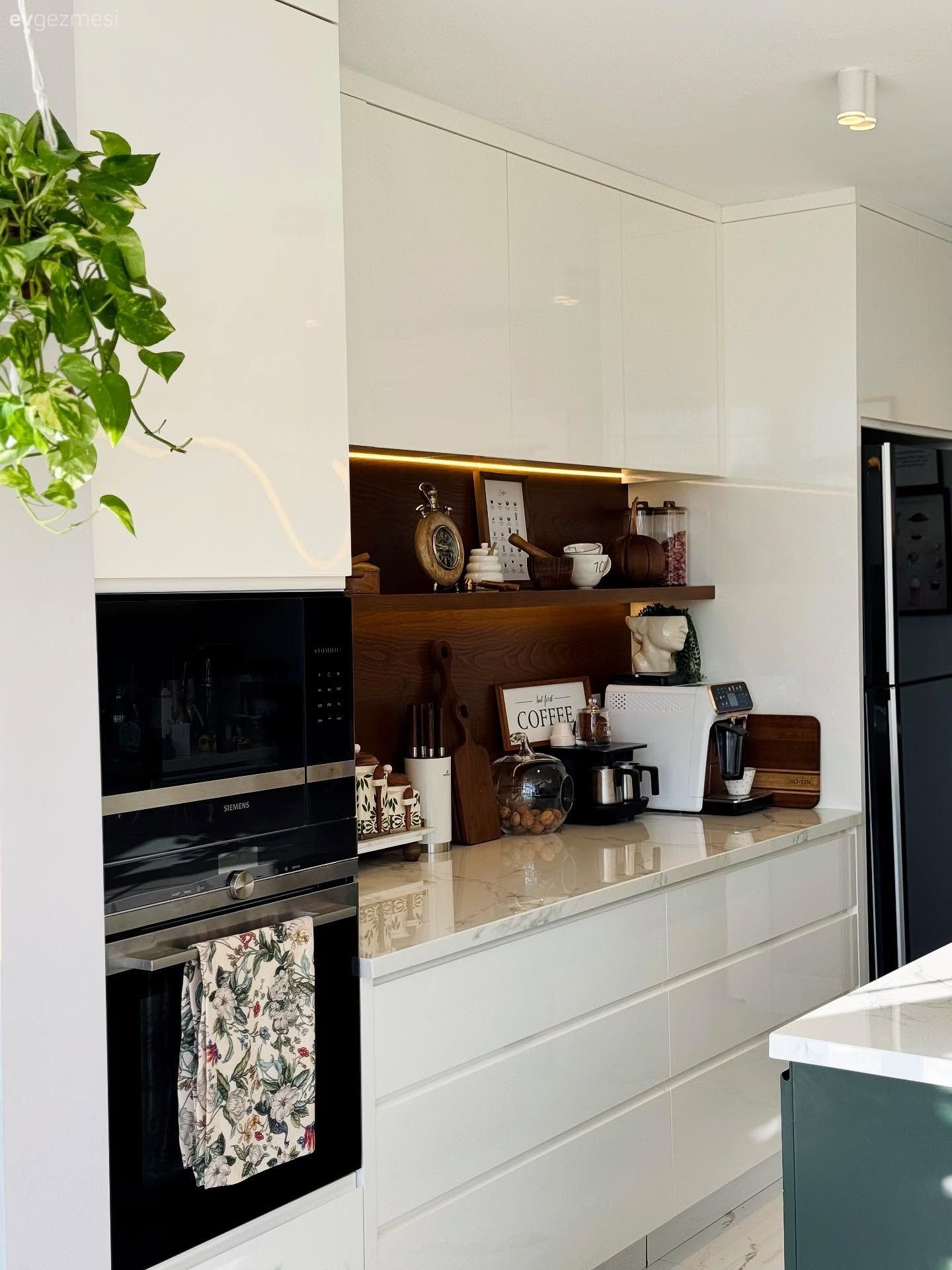 Bu Dubleks Evin İki Salonu Da Cazibe Konusunda Yarışıyor