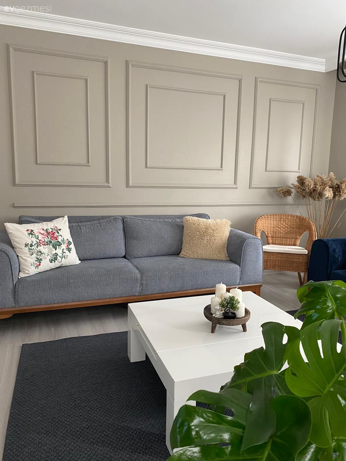 Salon, Modern, Mavi, Lacivert, Parlament mavisi, Beyaz, Gri duvar, Duvar çıtalama, Orta sehpa, Sehpa, Halı, Antrasit  , Avize, Aydınlatma, Hasır sandalye, Ev bitkisi, Kırlent, Ev tekstili