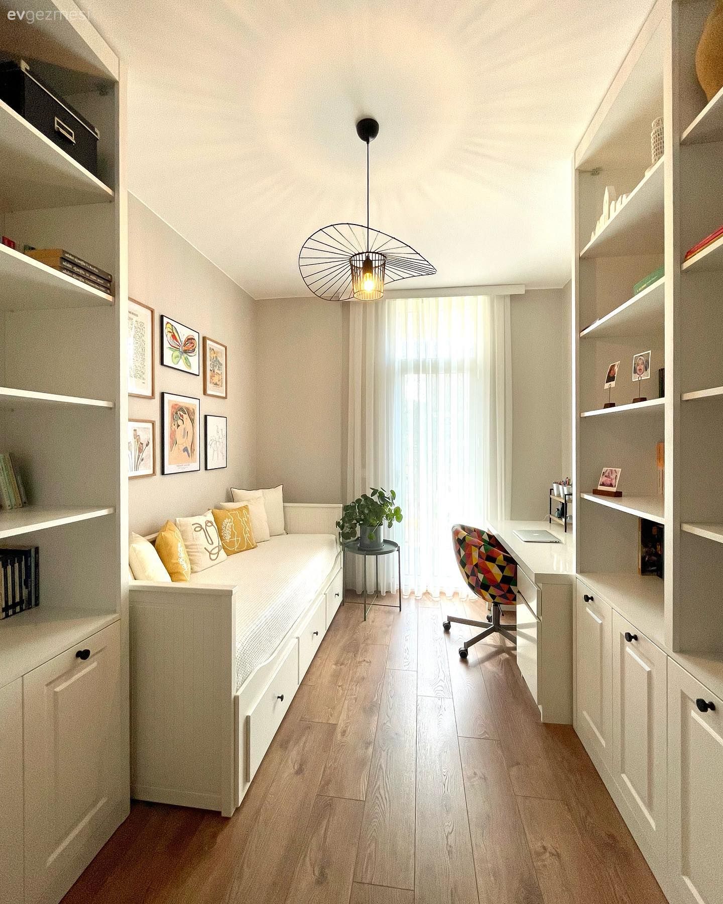 Çalışma odası, Beyaz, Sedir, Sarı, Çerçeve, Duvar dekorasyonu, Ev bitkisi, Saksı, Tül perde, Perde, Parke, Kitaplık, Sandalye, Avize, Aydınlatma, Çalışma masası, Özel yapım dolaplar, Dolap