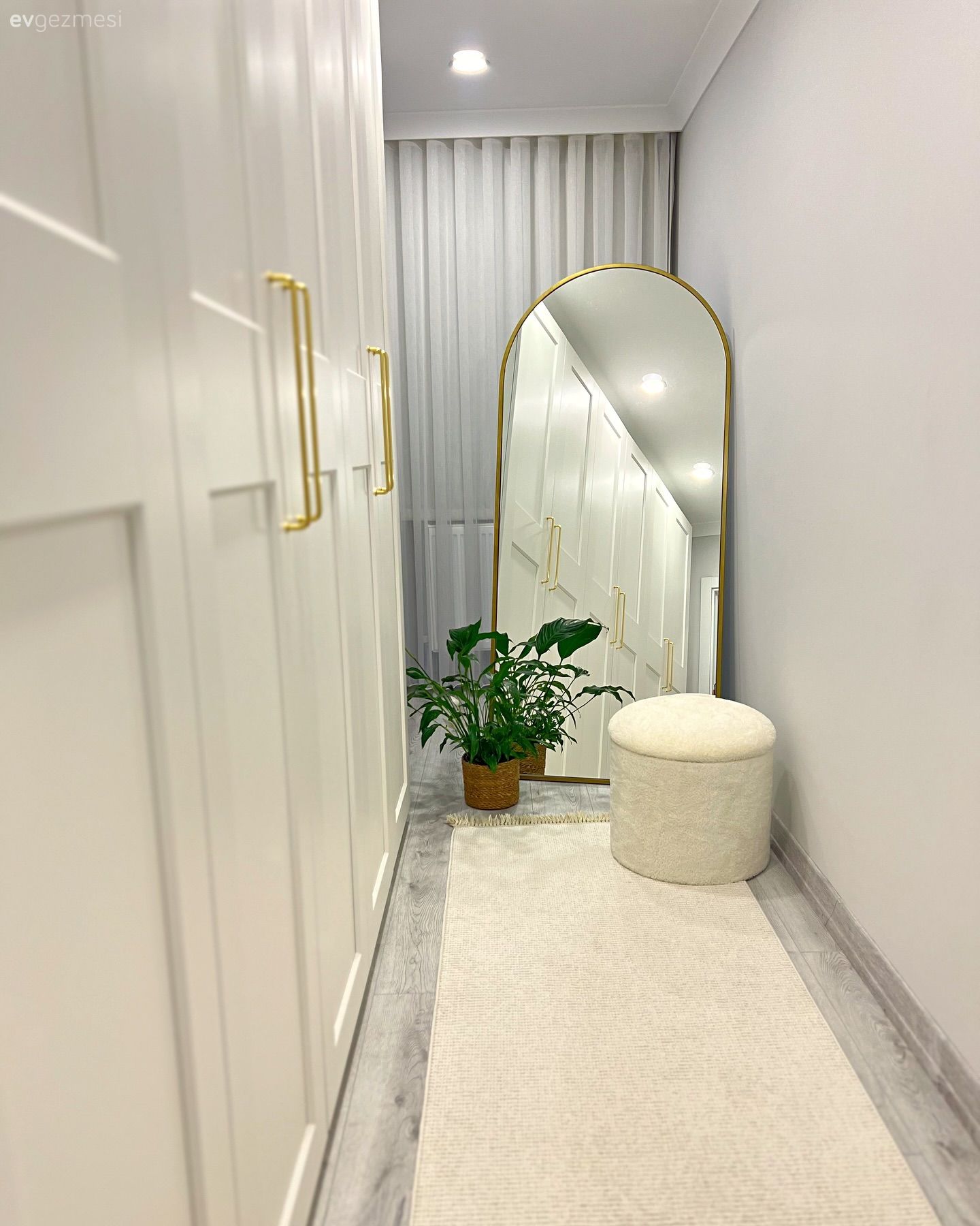 Giyinme odası, Beyaz, Boy aynası, Ayna, Yolluk, Halı, Ev bitkisi, Puf