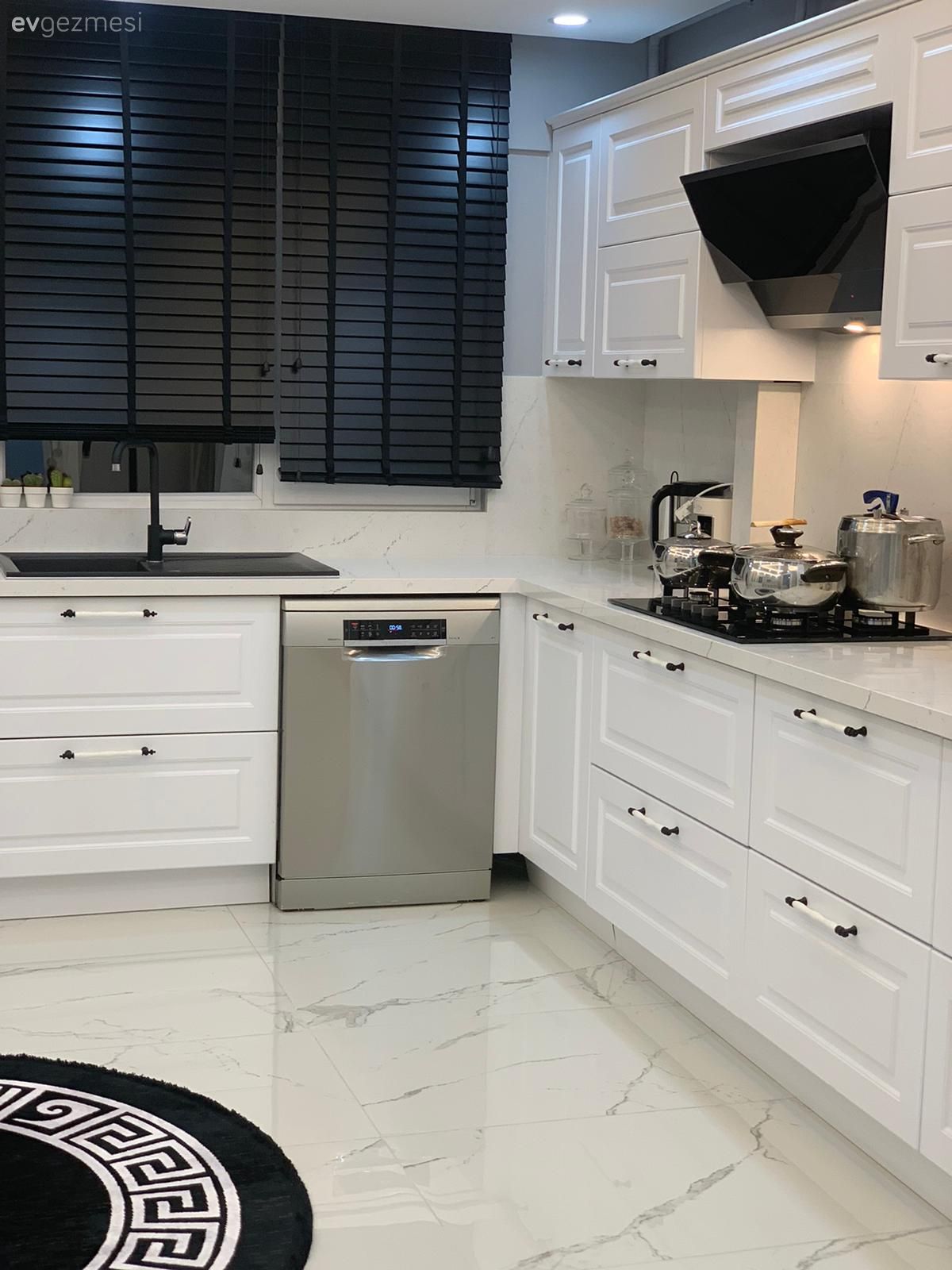 Mutfak, Beyaz, Siyah, Büyük mutfak, Mutfak tezgahı, Mutfak tezgah arası, Tezgah arası seramik, Mutfak perdesi, Mutfak zemin seramikleri, Yuvarlak halı, Halı, Tül perde, Perde, Tavan dekorasyon, Led aydınlatma, Aydınlatma, Sandalye, Mutfak masası, Shaker kapaklı dolaplar