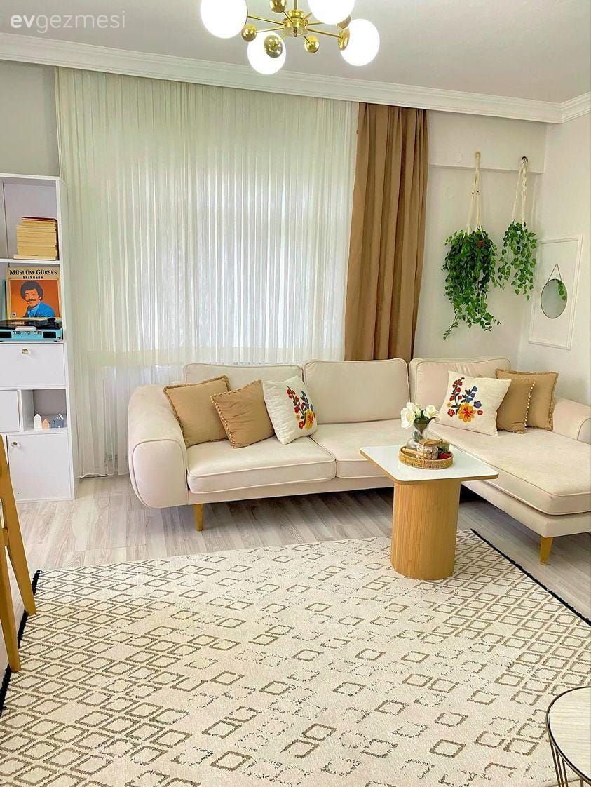 Salon, Bohem Dekorasyon, Köşe koltuk, Koltuk takımı, Kahverengi, Krem, Ahşap Mobilya, Fon perde, Perde, Tül perde, Orta sehpa, Sehpa, Ev bitkisi, Halı, Salon halısı, Kırlent, Ev tekstili, Kitaplık, Avize, Aydınlatma, Salon avizesi