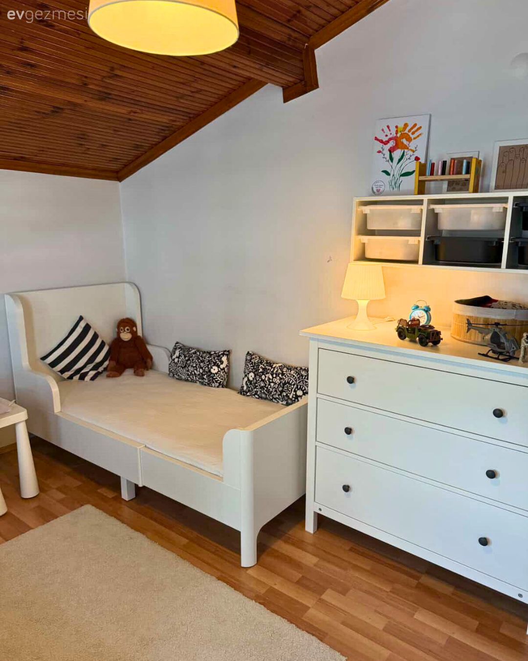 Çocuk Odası, Beyaz, Ahşap Mobilya, Ahşap ev, Tavan dekorasyon, Şifonyer, Yatak Odası, Avize, Aydınlatma, Duvar rafı, Duvar dekorasyonu