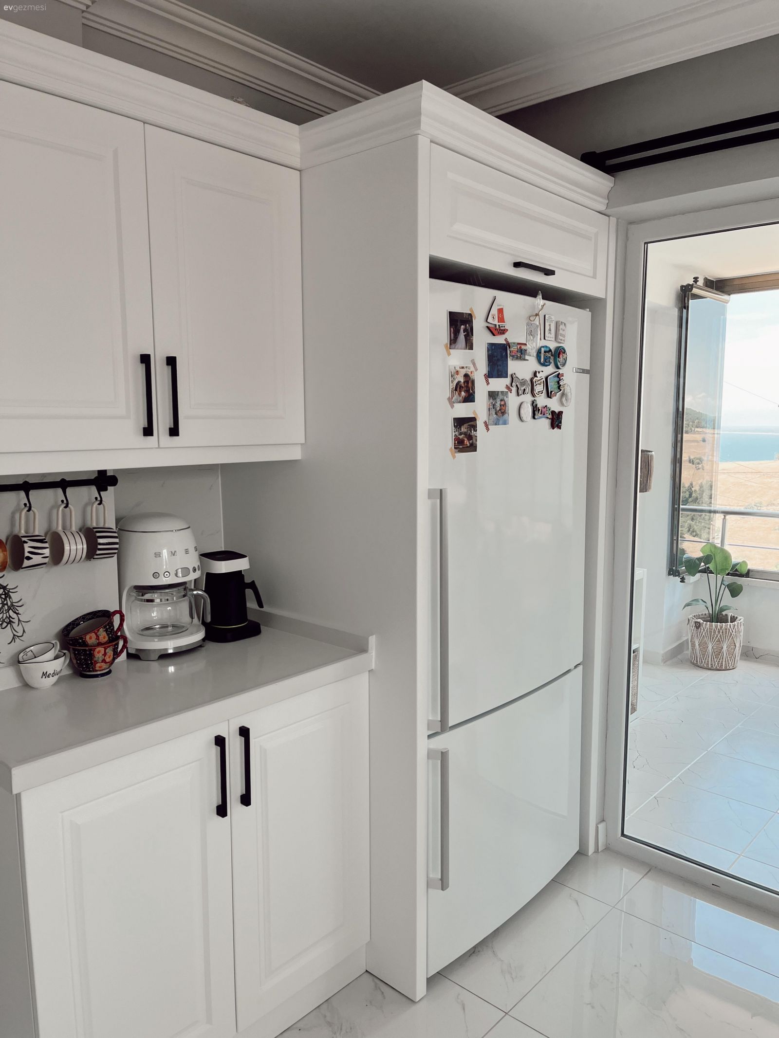 Kahve köşesi, Beyaz, Shaker kapaklı dolaplar, Mutfak, Mutfak aksesuarları, Siyah