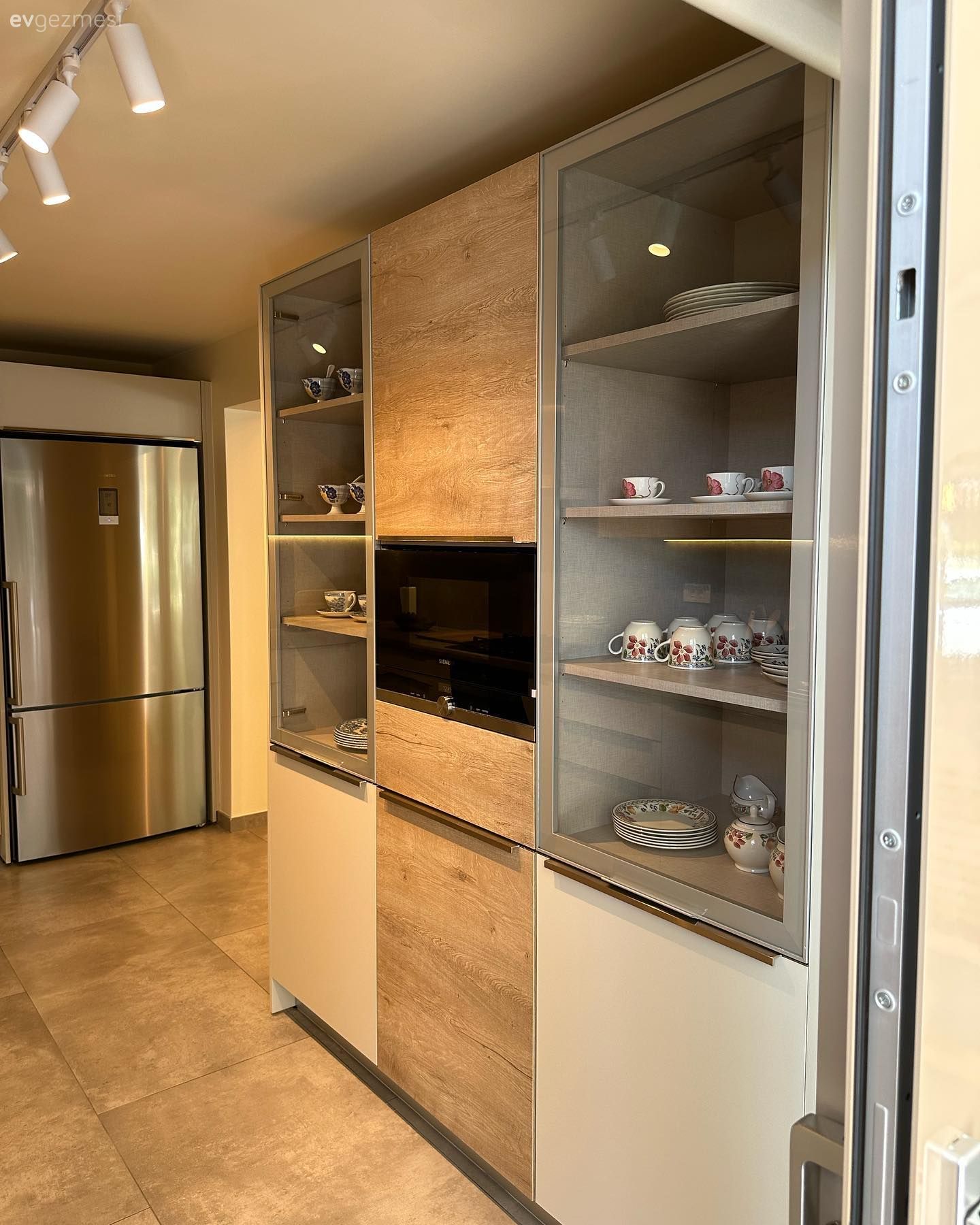 Ekstra mutfak dolabı, Mutfak, Beyaz, Modern mutfak, Ankastre, Mutfak aksesuarları, Spot aydınlatma, Aydınlatma