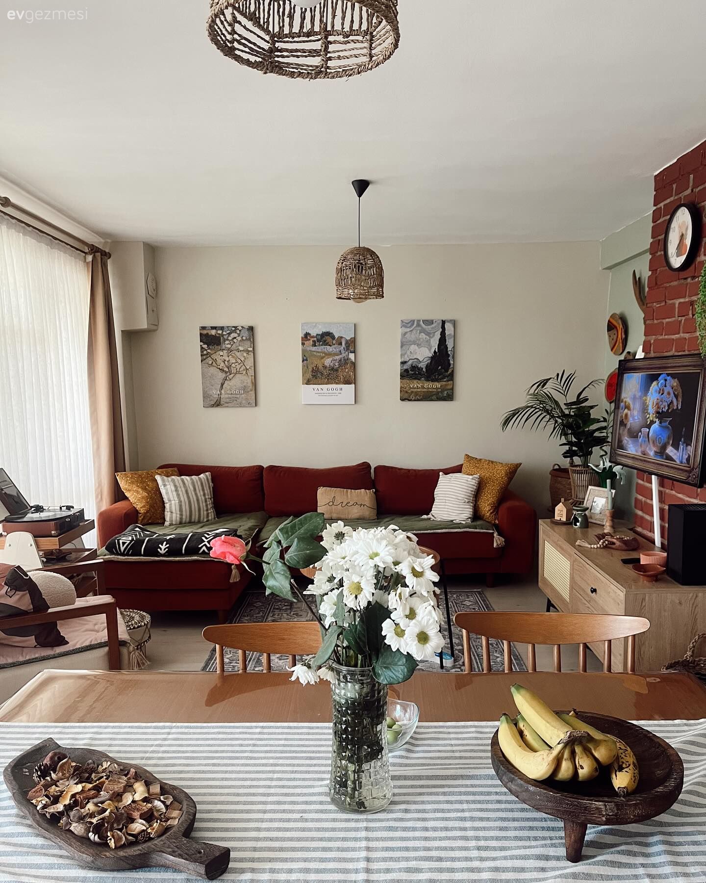 Bu Bohem Dekorda Salonun Yüksek Enerjisini Mutfak Dengeliyor!