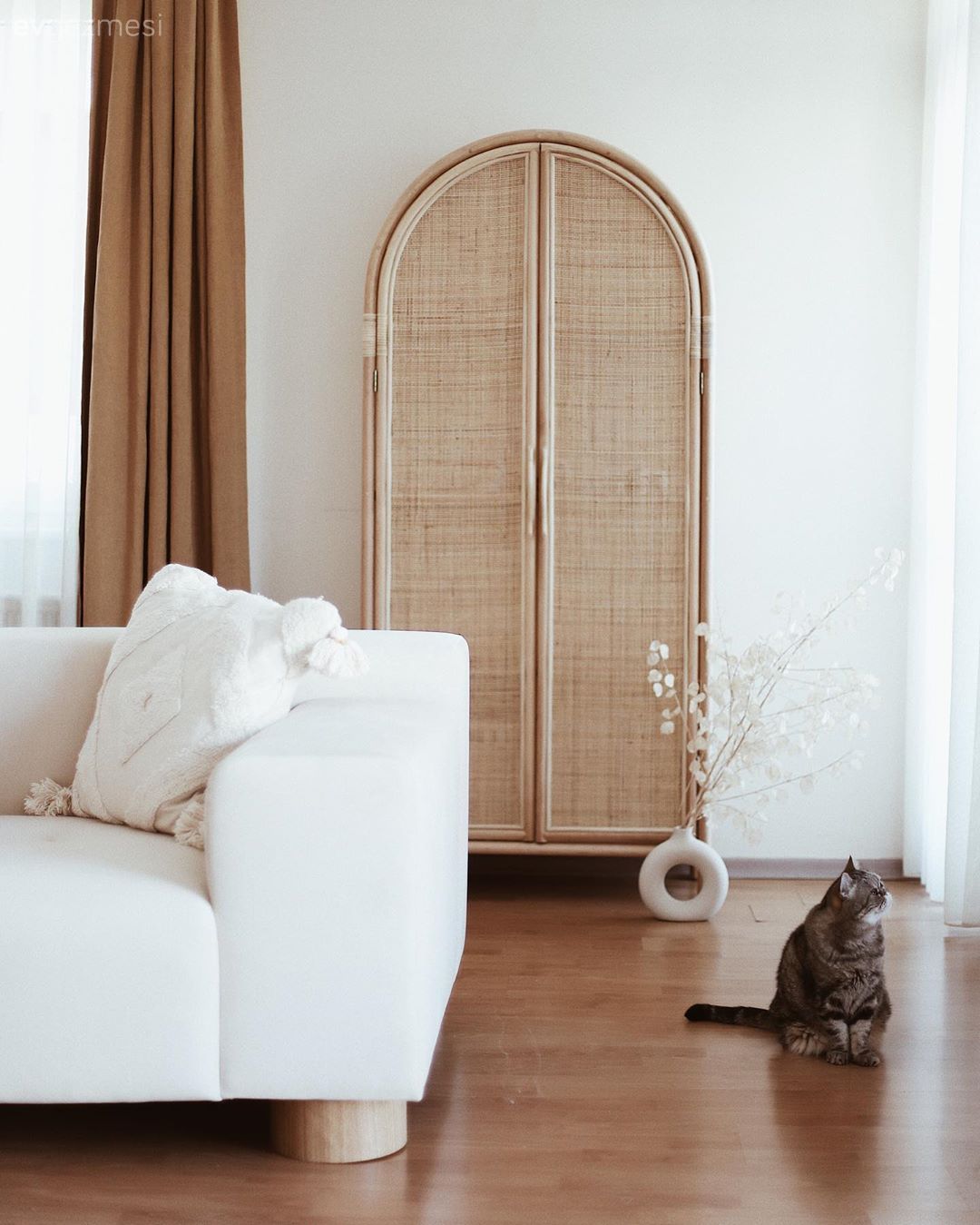 Beyaz, Koltuk takımı, Kırlent, Ev tekstili, Hasır, Dolap, Fon perde, Perde, Parke