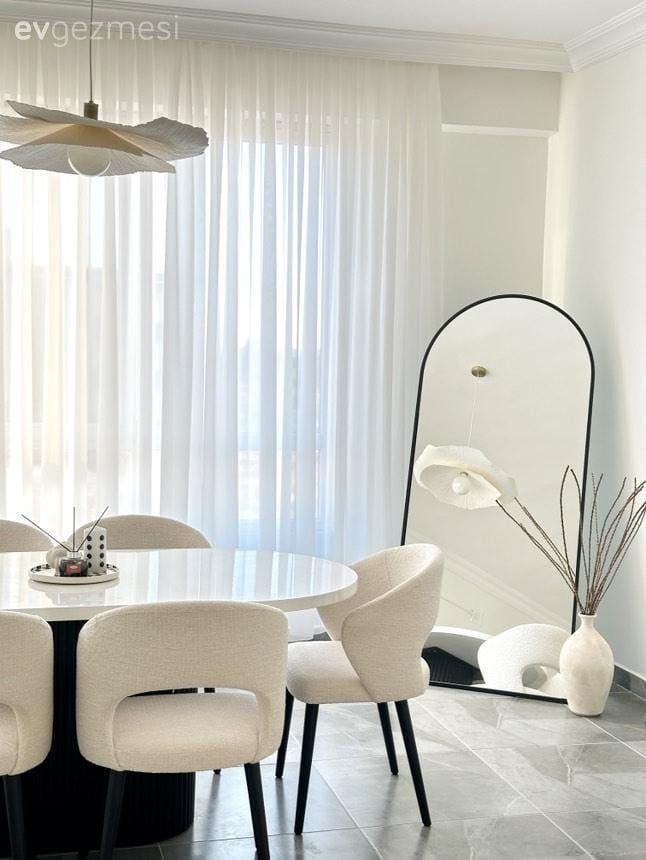 Bu Minimal Evde Beyaz ve Siyahın Arasına Başka Renk Girmemiş