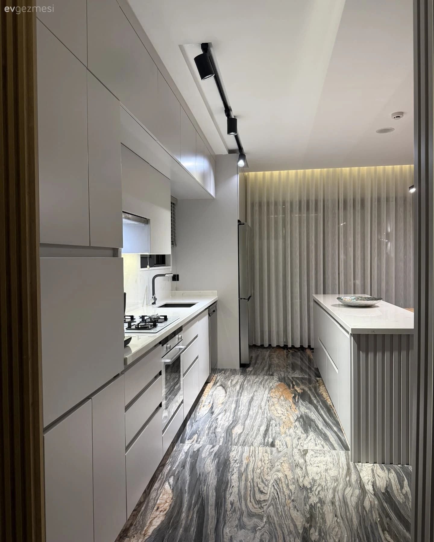 Kademeli Kulpsuz Dolaplar Bu Mutfağın Akıcı Görünmesini Sağlamış