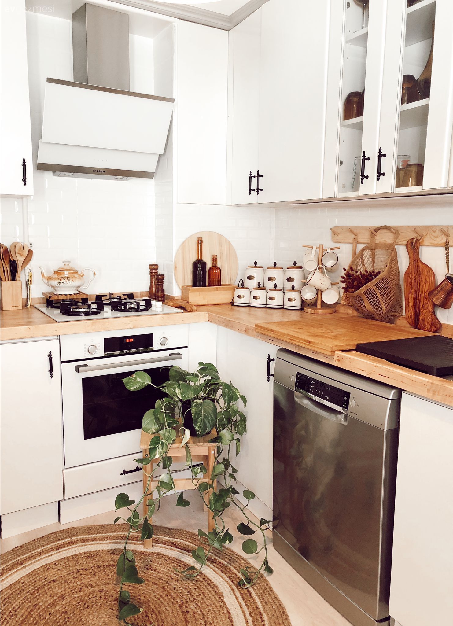 Mutfak, Mutfak tadilat, Tadilat, Ahşap mutfak, Beyaz, Dolap, Tezgah arası seramik, Mutfak tezgah arası, Mutfak aksesuarları, Cam Ankastre, Ankastre, Avize, Aydınlatma, Ahşap mutfak tezgahı, Mutfak tezgahı, Tezgah üstü lavabo, Banyo lavabosu, Mutfak masası, Sandalye, Duvar saati, Duvar dekorasyonu, Jüt halı, Halı, Laminant parke, Parke, Ev bitkisi