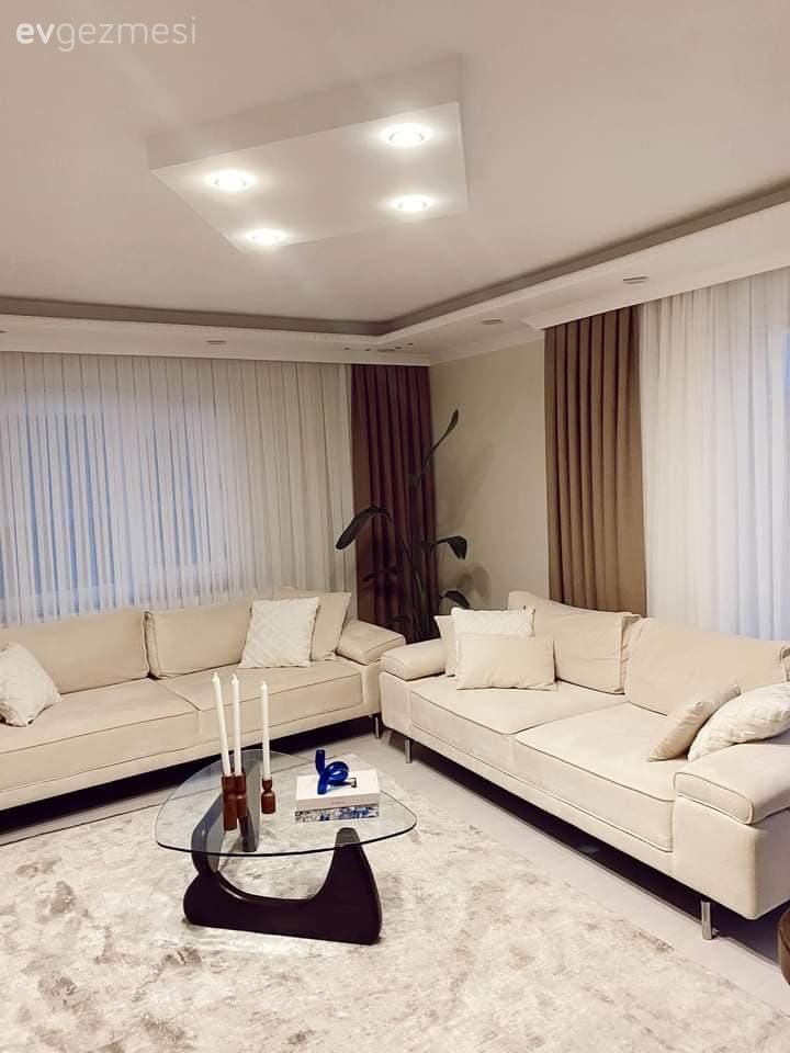 Salon, Modern, Beyaz, Kahverengi, Koltuk takımı, Cam orta sehpa, Orta sehpa, Fon perde, Perde, Tül perde, Kırlent, Ev tekstili, Halı, Salon halısı, Ev bitkisi