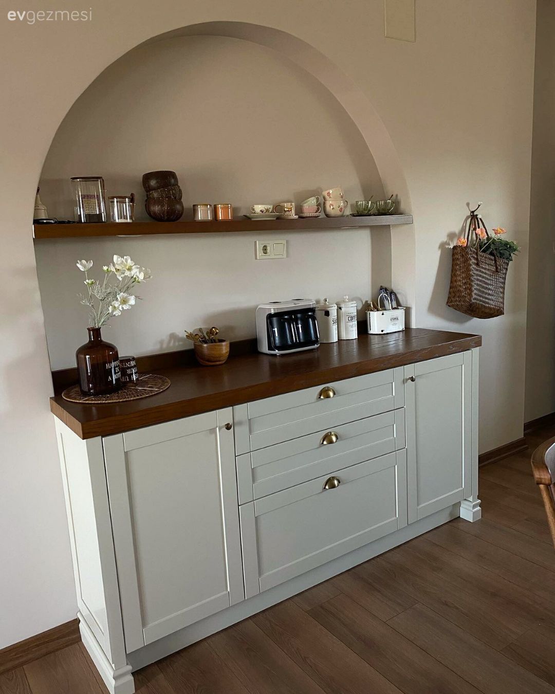 Kahve köşesi, Country, Gri, Bej, Kahverengi, Ahşap Mobilya, Mutfak aksesuarları, Mutfak, Duvar rafı, Duvar dekorasyonu, Mutfak rafı, Parke, Özel yapım dolaplar, Dolap