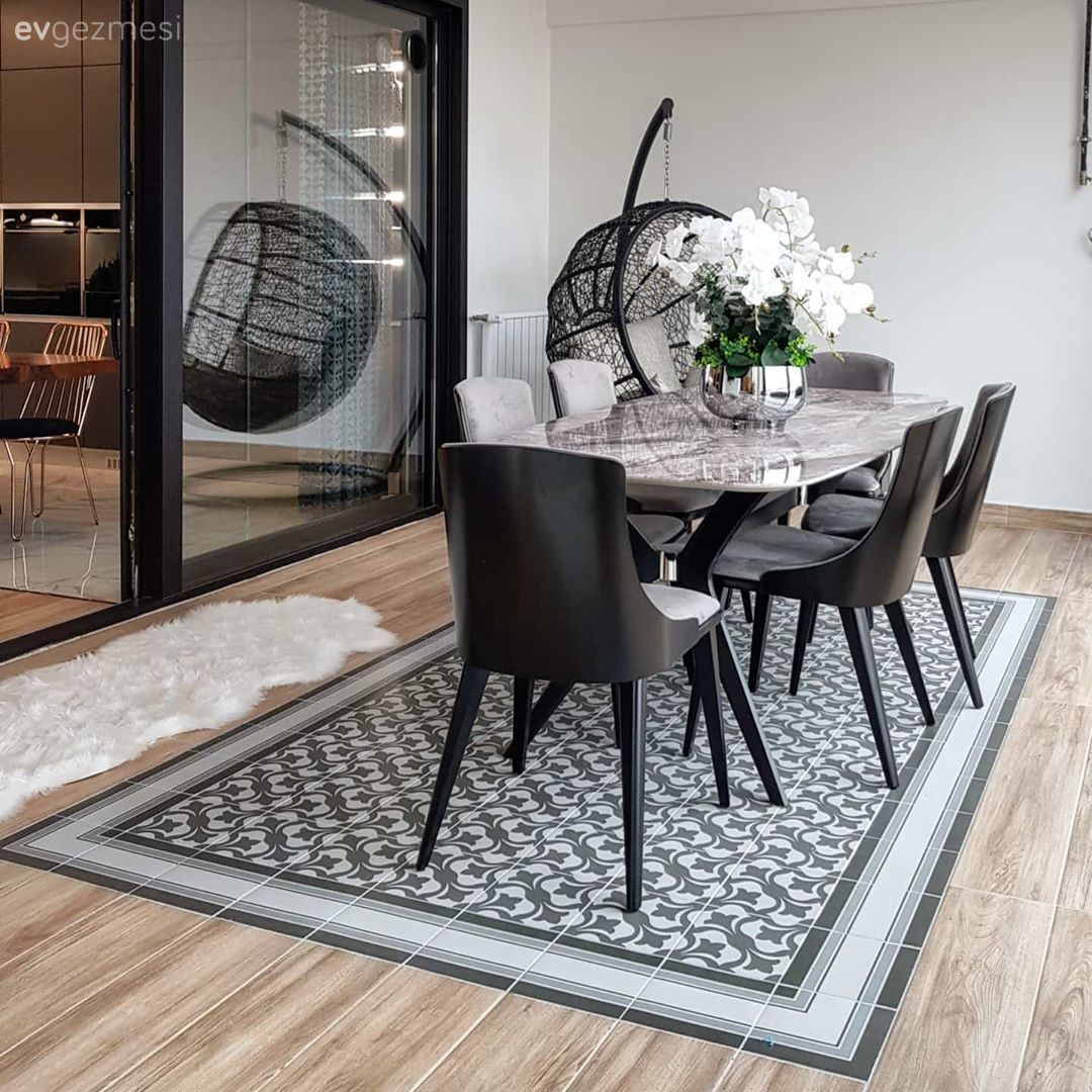 Teras, Zemin seramikleri, Balkon masası, Sandalye, Vazo, Ev Aksesuar, Çiçekler, Salıncak, Peluş, Siyah, Beyaz