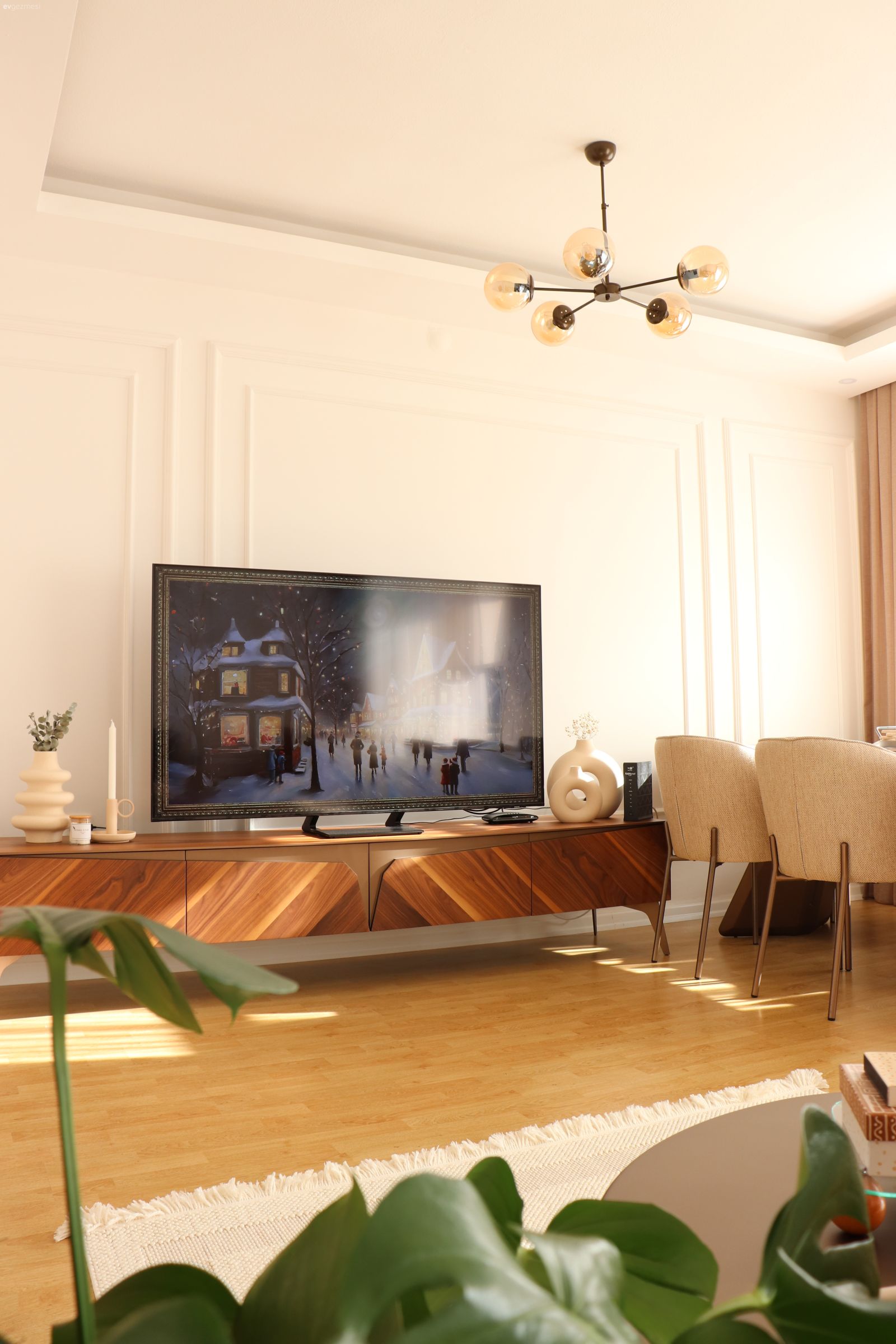 Duvar çıtalama, Krem duvar, Ahşap Mobilya, Tv ünitesi, Tv ünitesi aksesuarları, Ev Aksesuar, Sandalye, Parke, Avize, Aydınlatma, Beyaz halı, Ev bitkisi