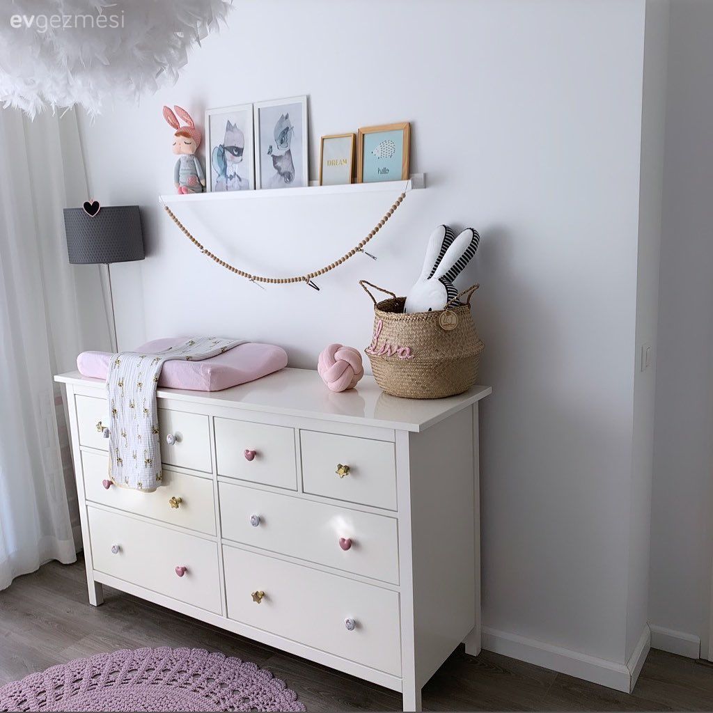 Bebek odası, Beyaz, Pembe, Şifonyer, Yatak Odası, Duvar rafı, Duvar dekorasyonu, Lambader, Aydınlatma