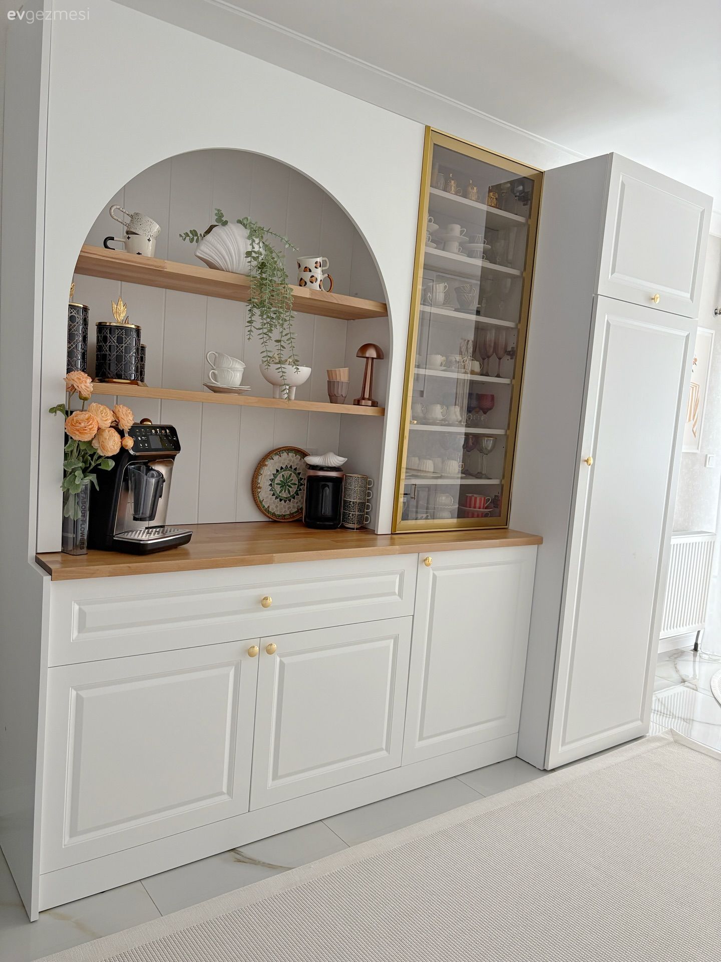 Kahve köşesi, Beyaz, Ahşap mutfak tezgahı, Mutfak tezgahı, Duvar rafı, Duvar dekorasyonu, Dekoratif Objeler, Ev bitkisi
