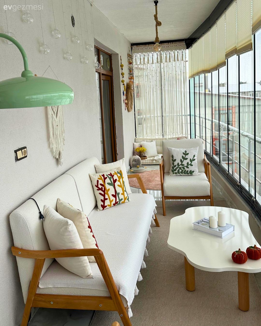 Balkon, Modern, Balkon oturma grubu, Duvar çıtalama, Kırlent, Ev tekstili, Orta sehpa, Sehpa, Berjer, Koltuk takımı, Dekoratif Objeler, Balkon duvar dekorasyonu, Kapalı balkon, Yeşil