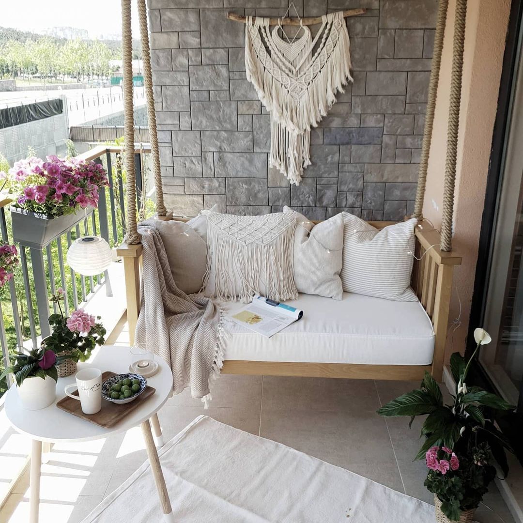 Balkon, Beyaz, Salıncak, Gri, Balkon duvar dekorasyonu, Balkon çiçekleri