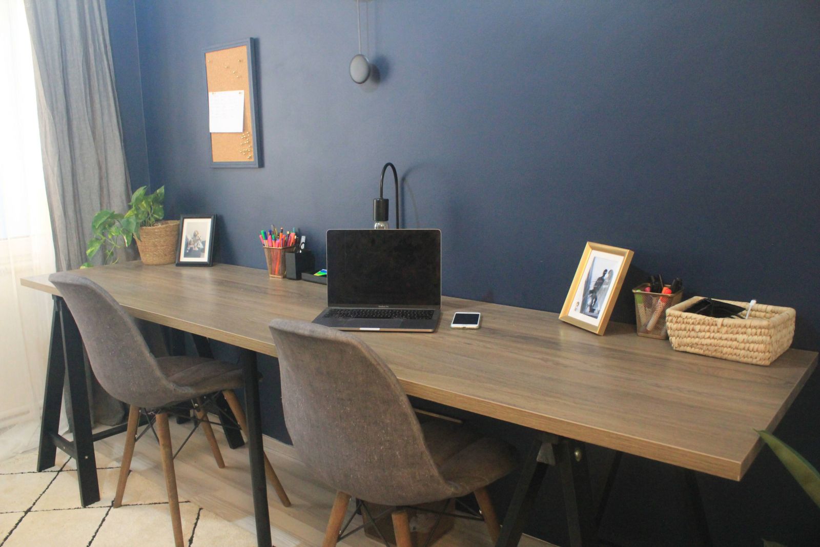 Çalışma odası, Antrasit duvar, Gri duvar, Çalışma masası, Sandalye, Fon perde, Perde, Tül perde