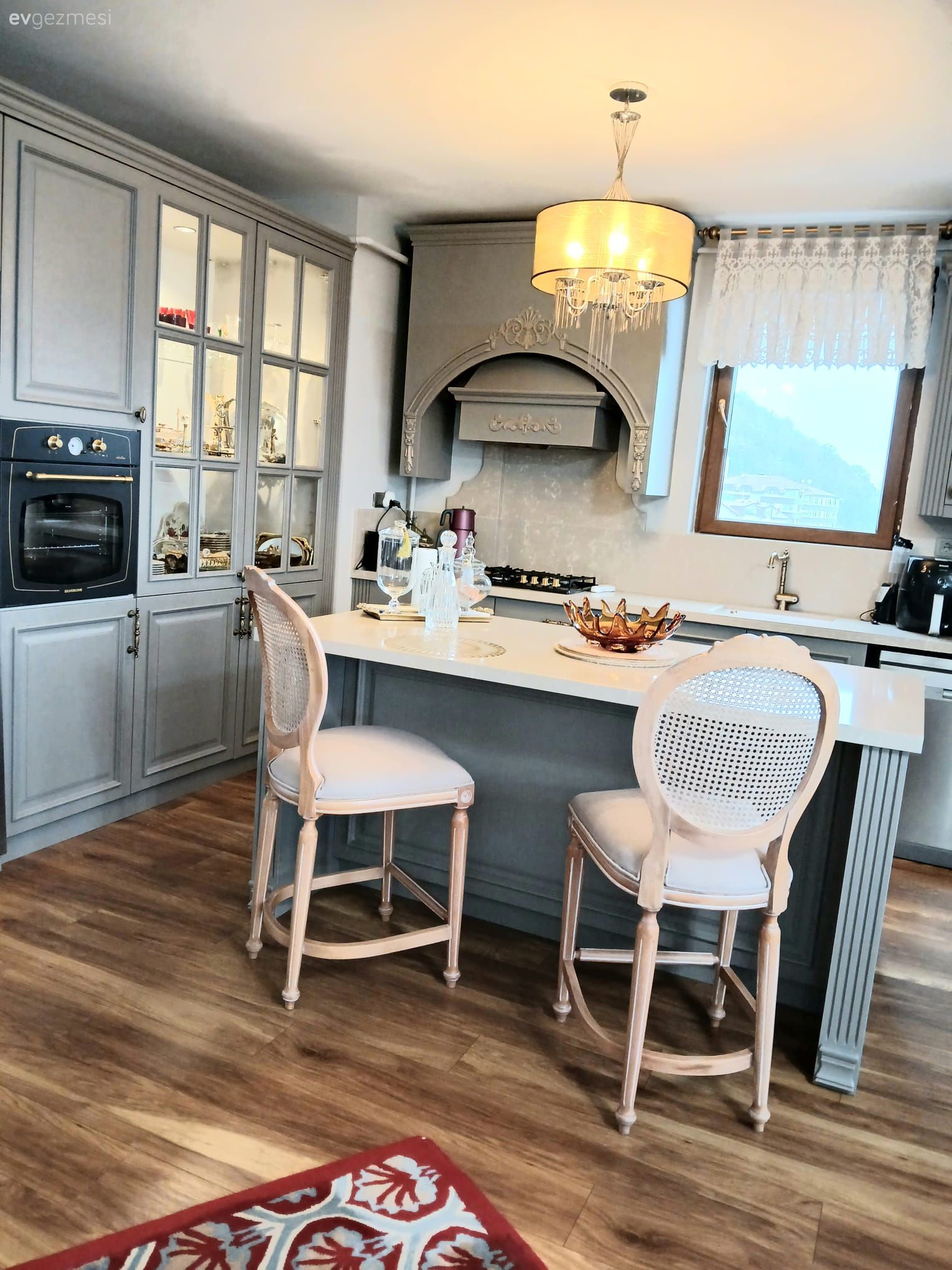 Ordu'daki Bu Evde Kırmızının Cazibesi Açık Mutfağa Yansımış