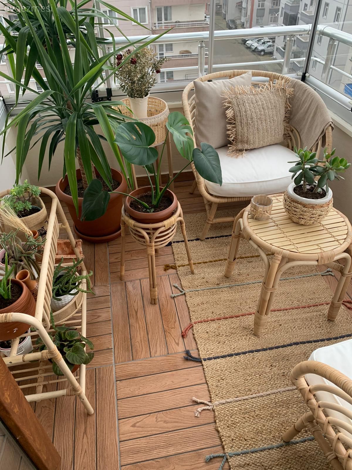 Balkon, Beyaz, Hasır, Hasır sandalye, Rattan sandalye, Ev bitkisi, Balkon masası, Balkon perdesi, Balkon avizesi
