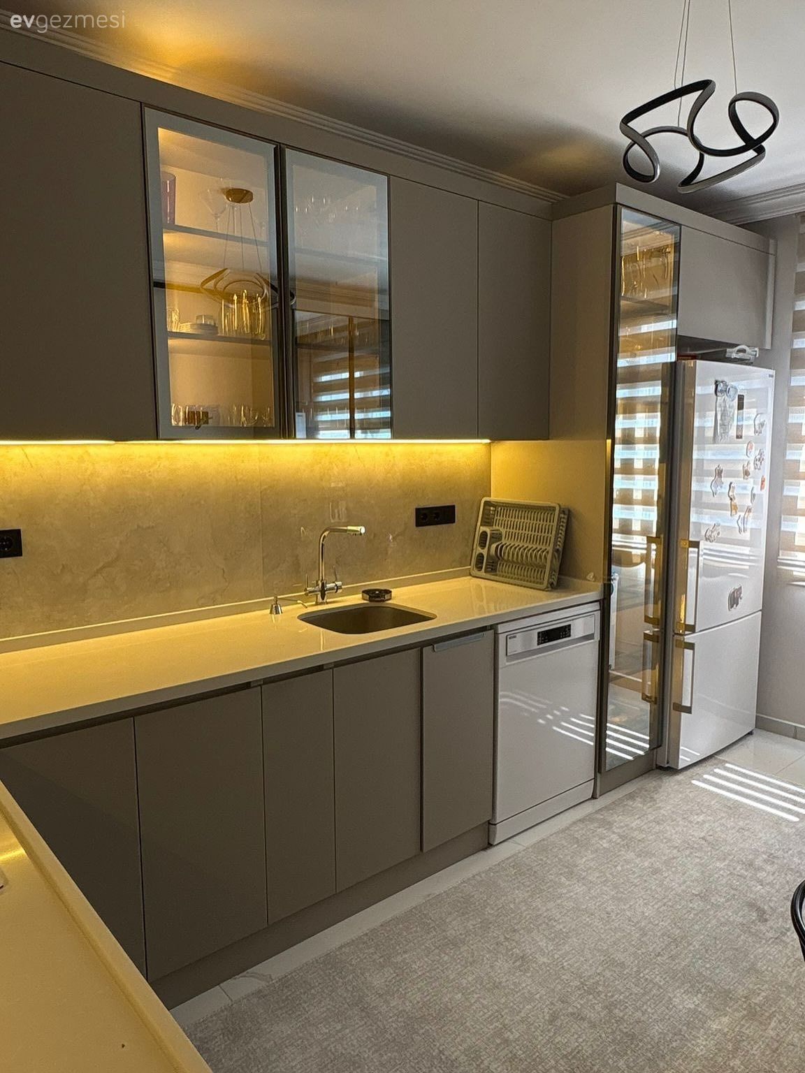 Bu L-Tipi Mutfakta Modern Tasarımlara Cam Kapaklar Eşlik Etmiş