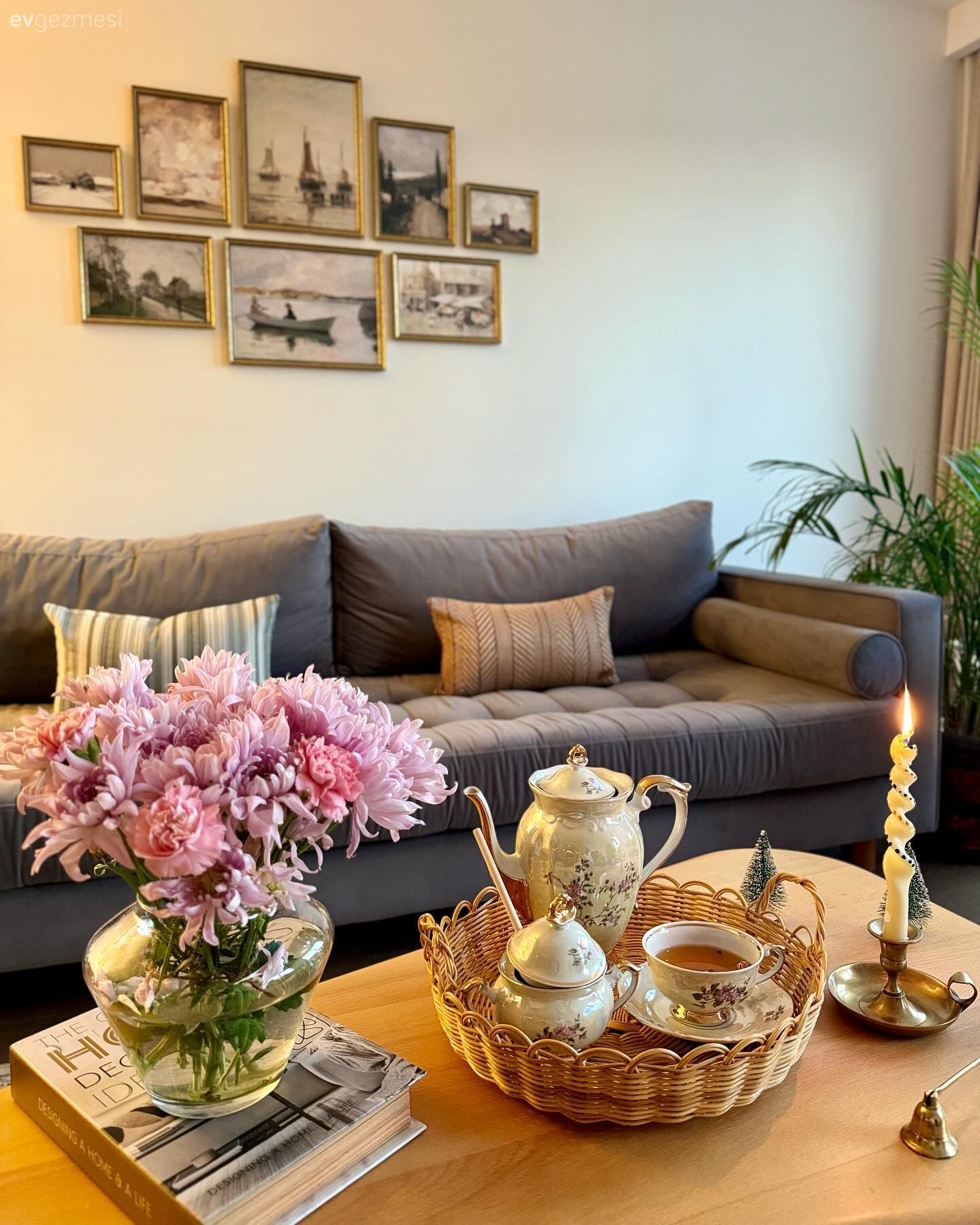 Gri koltuk, Ev bitkisi, Çerçeve, Duvar dekorasyonu, Kırlent, Ev tekstili, Dekoratif Objeler, Orta sehpa, Sehpa