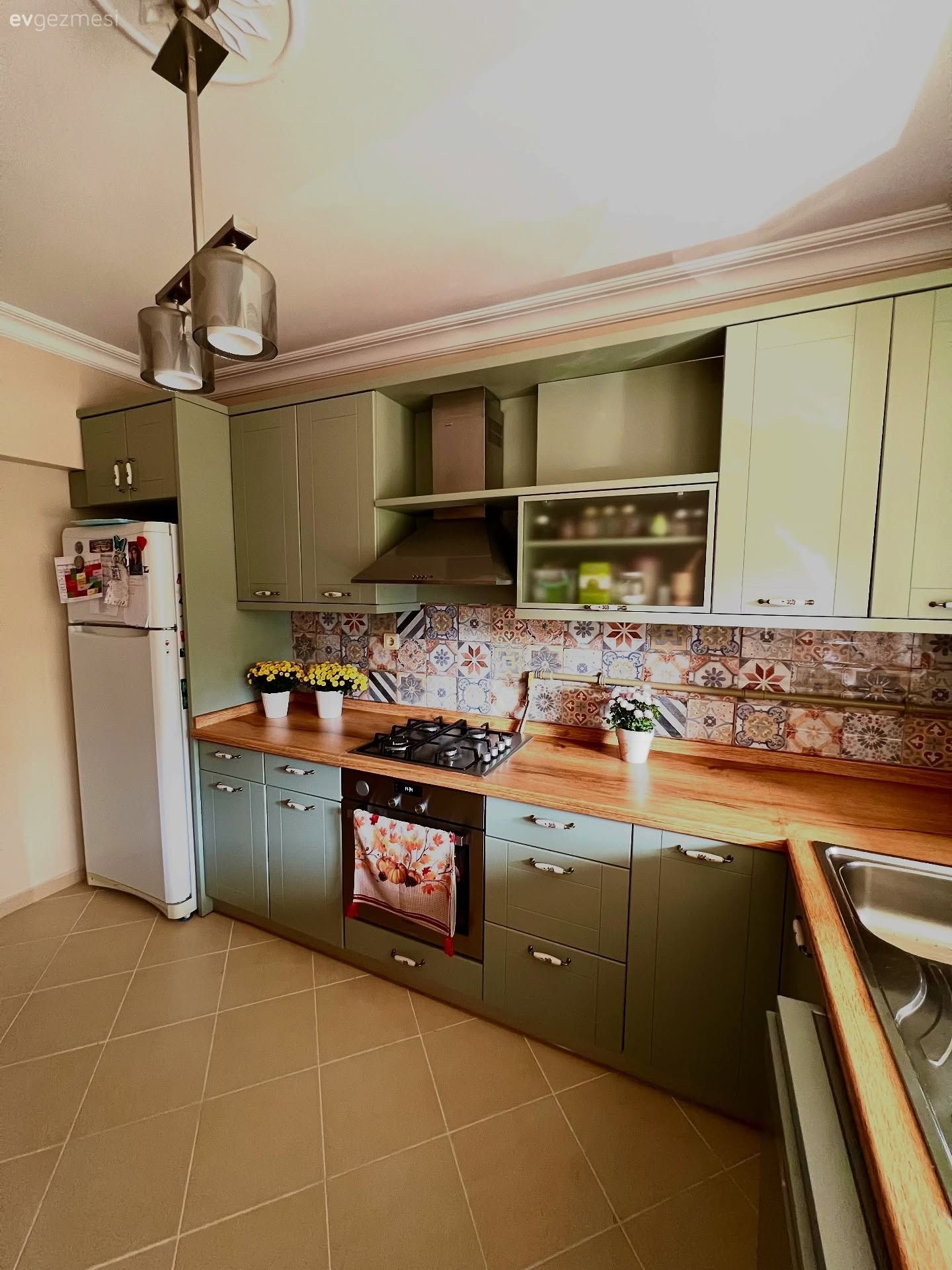 Kahverenginin Yeşile Geçiş Yaptığı Bu Mutfak İlham Dolu