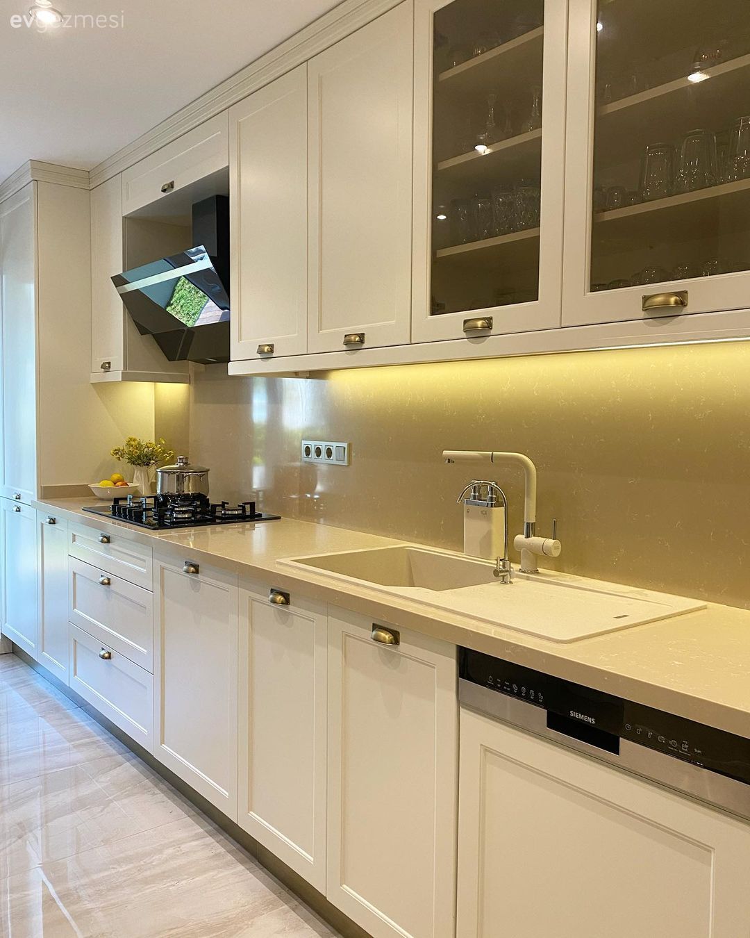 Mutfak, Modern, Beyaz, Shaker kapaklı dolaplar, Mutfak tezgahı, Mutfak tezgah arası, Tezgah arası doğal taş, Davlumbaz, Spot aydınlatma, Aydınlatma, Mutfak zemin seramikleri