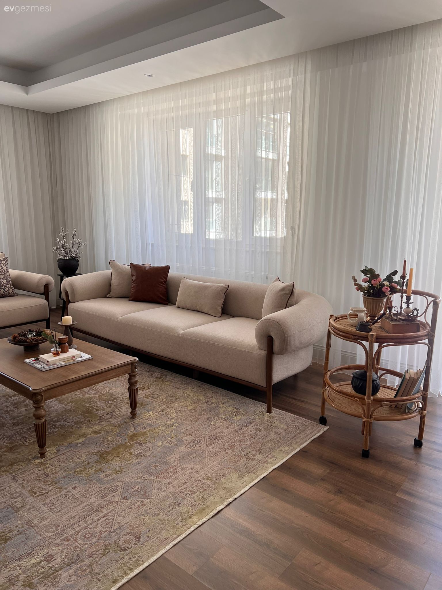 Salon, Rustik, Koltuk takımı, Bej, Krem, Beyaz, Tül perde, Perde, Yan sehpa, Sehpa, Ahşap Mobilya, Orta sehpa, Halı, Salon halısı, Kırlent, Ev tekstili, Berjer