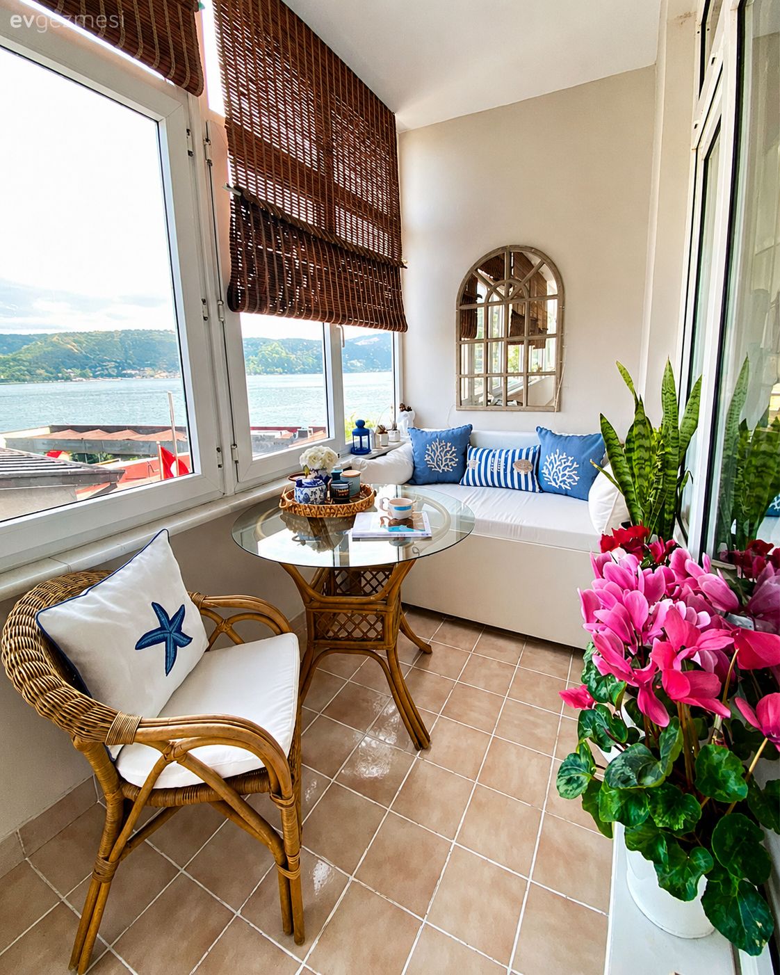 Denize Bakan Bu Balkon Dekoruyla da Sahil Ruhunu Yaşatmış