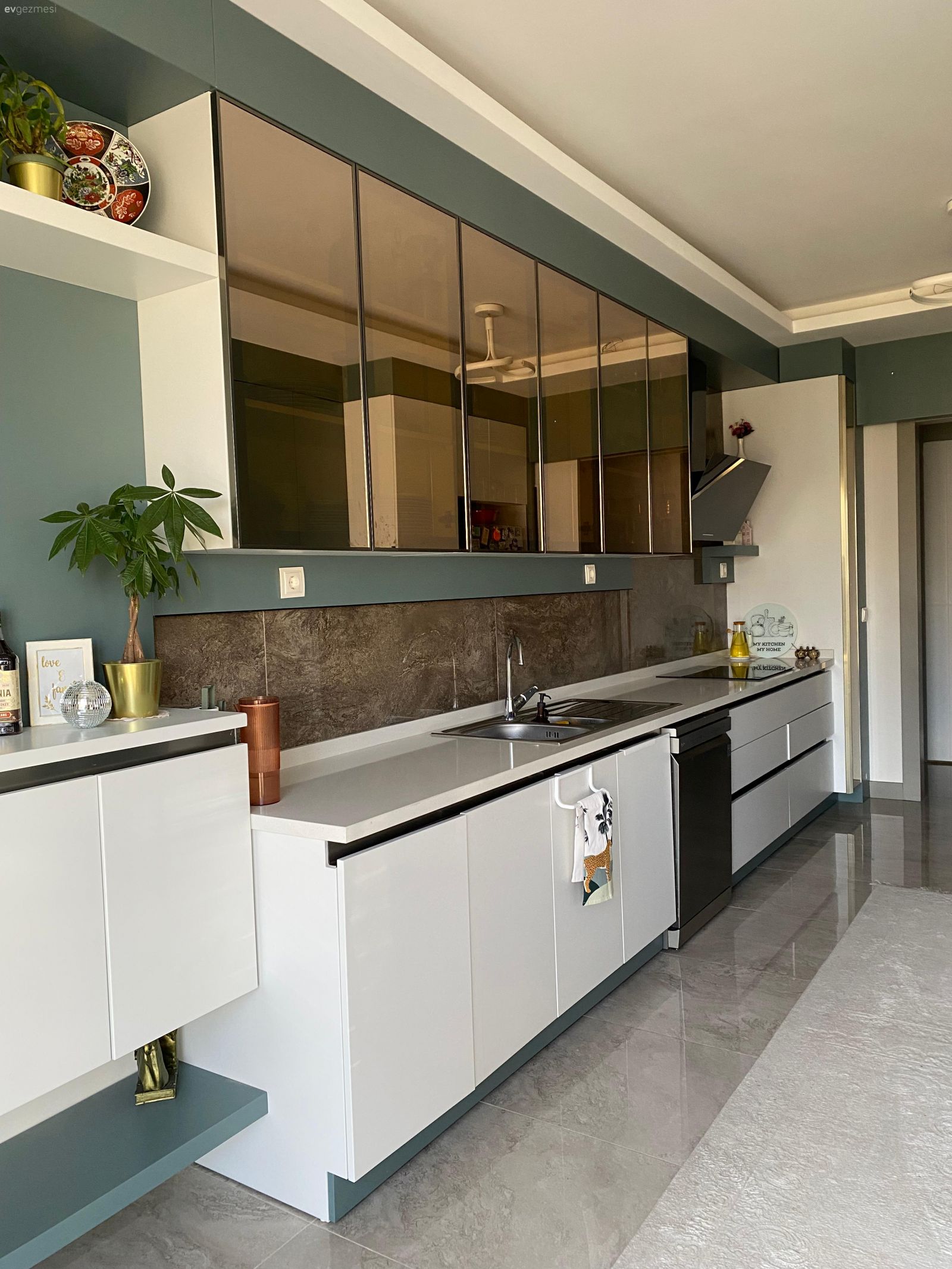 Modern mutfak, Mutfak, Beyaz, Bronz mobilya, Mutfak tezgahı, Mutfak tezgah arası, Mutfak aksesuarları, Tezgah arası seramik, Ekstra mutfak dolabı, Duvar rafı, Duvar dekorasyonu, Mutfak Avize Modelleri, Mutfak zemin seramikleri, Yeşil duvar