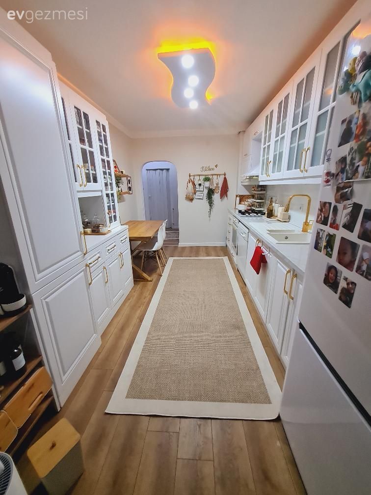 Mutfak, Beyaz, Vizon, Ahşap Mobilya, Mutfak tezgahı, Mutfak tezgah arası, Tezgah arası seramik, Mutfak halısı, Sandalye, Mutfak masası, Tavan dekorasyon, Parke, Ekstra mutfak dolabı