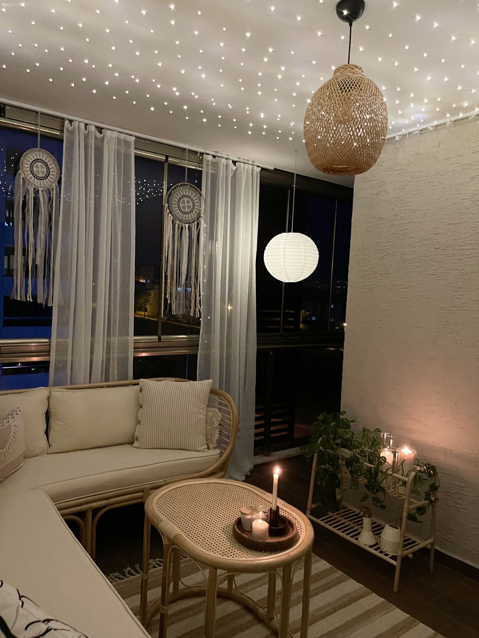 Balkon avizesi, Beyaz, Balkon perdesi, Balkon oturma grubu, Balkon, Köşe koltuk, Koltuk takımı, Balkon masası, Ev bitkisi